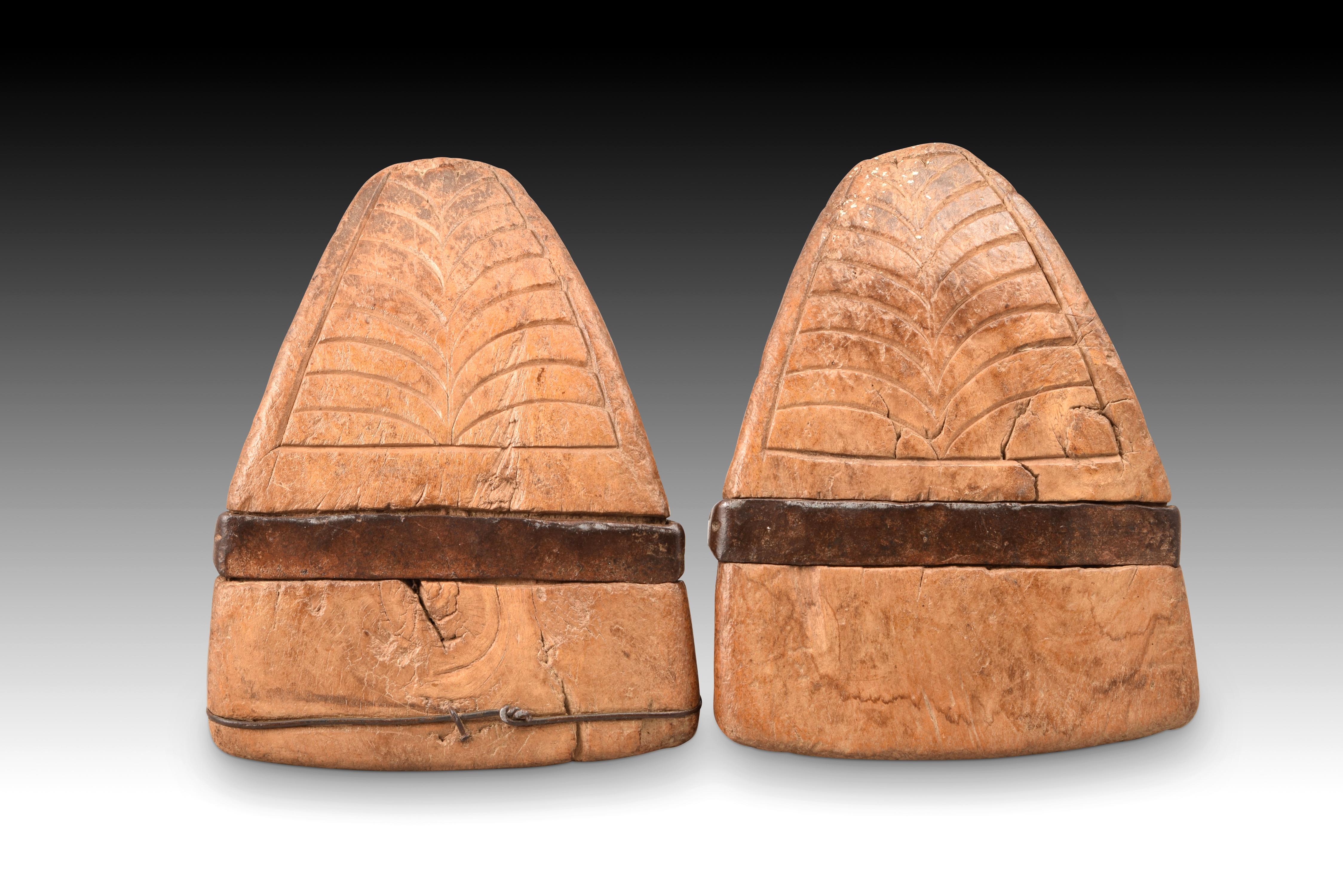 Ein Paar Bügelbügel. Geschnitztes Holz, Eisen. Chile, 18. Jahrhundert.  im Angebot 1