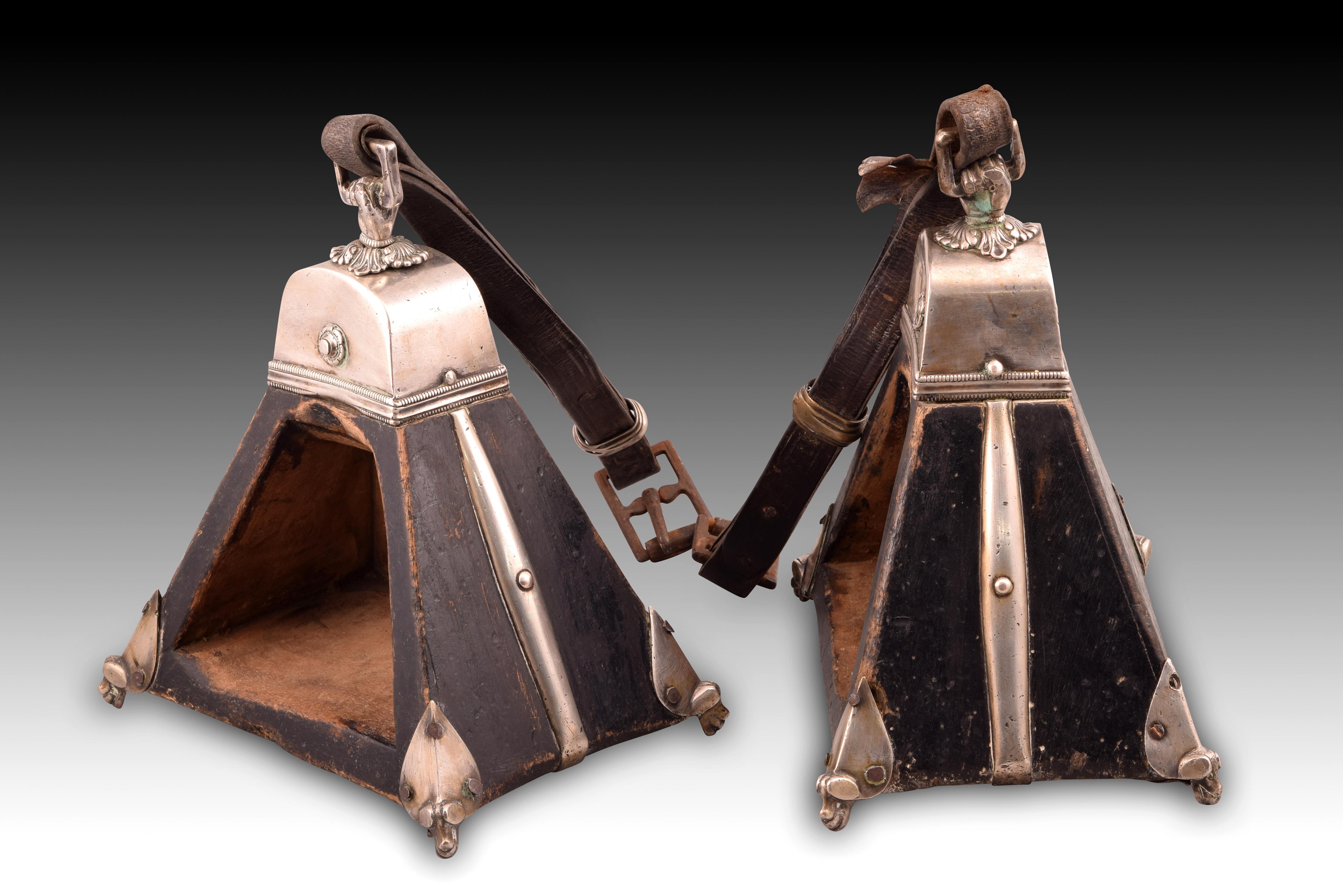 Coppia di staffe. Argento, legno, metallo. Sud America, XIX secolo.
Coppia di staffe in legno intagliato e decorate con applicazioni in argento di colore proprio sugli angoli, sulla parte superiore e sui lati. Non recano alcun marchio, ma la loro