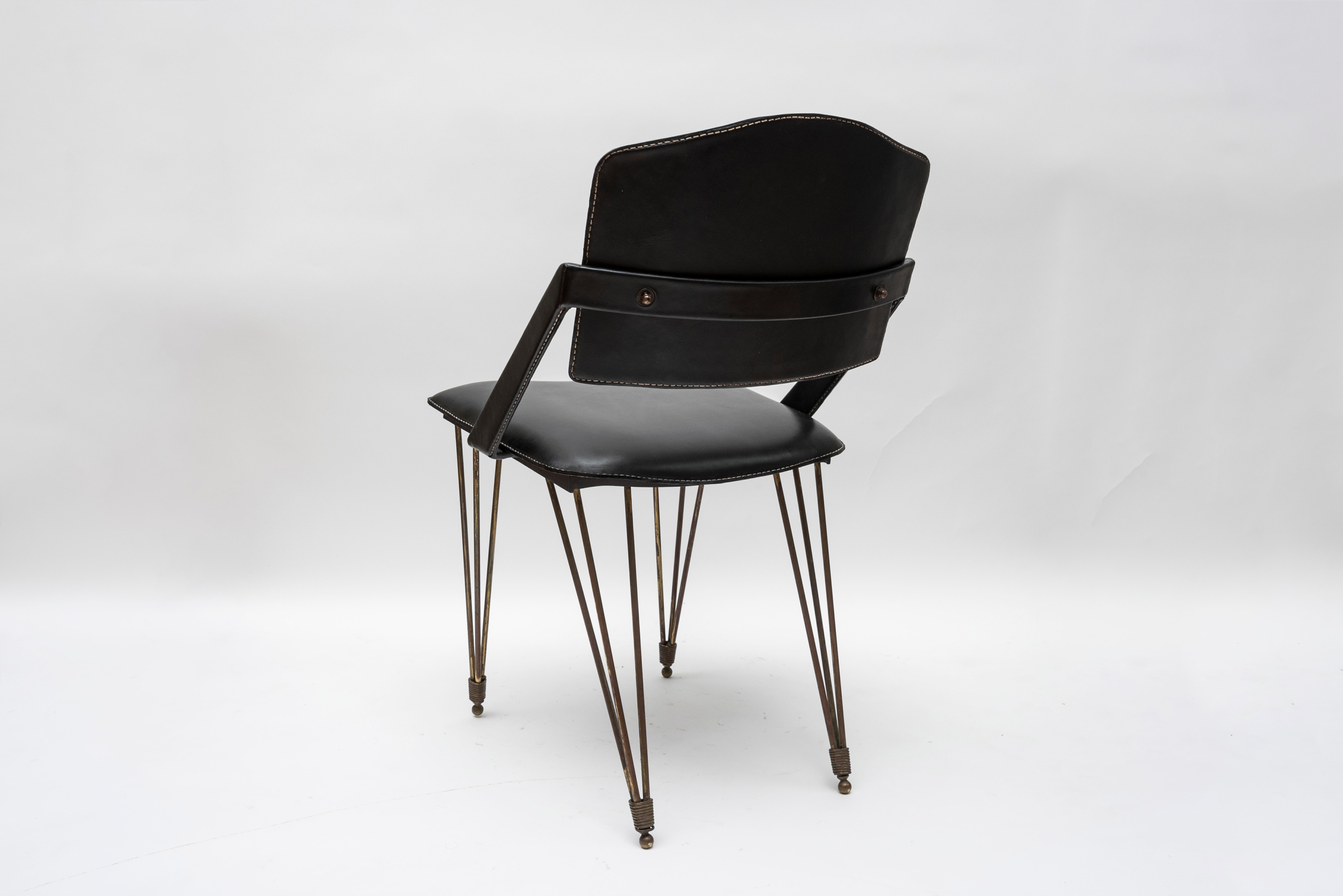 Paire de fauteuils en cuir surpiqué de Jacques Adnet
D'un ensemble de 6, les autres paires sont de couleur bordeaux et marron clair,
1950s,
France.