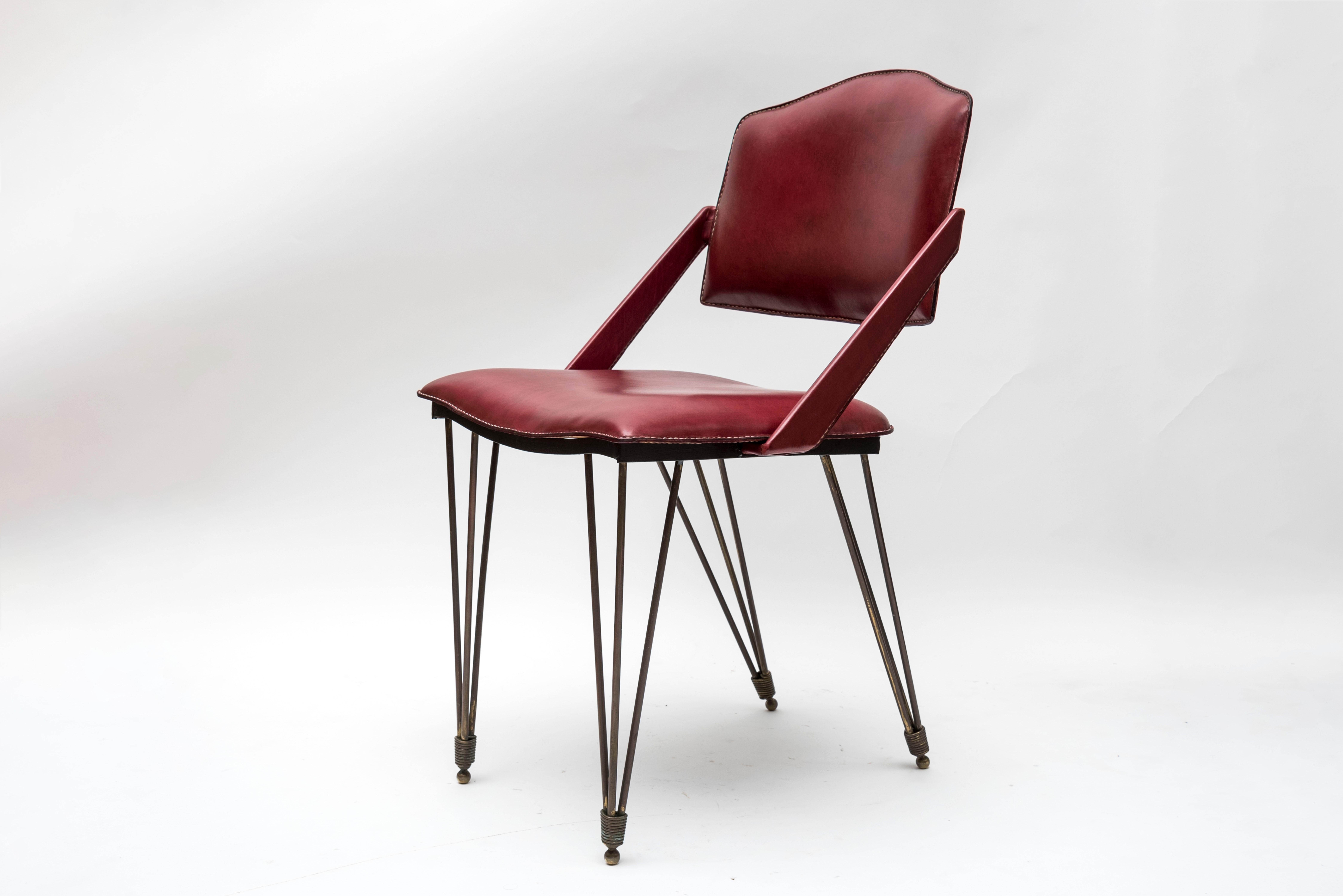 Paire de fauteuils en cuir surpiqué de Jacques Adnet
D'un ensemble de 6, 1 autre paire est noire 1 autre paire en brun clair,
France.