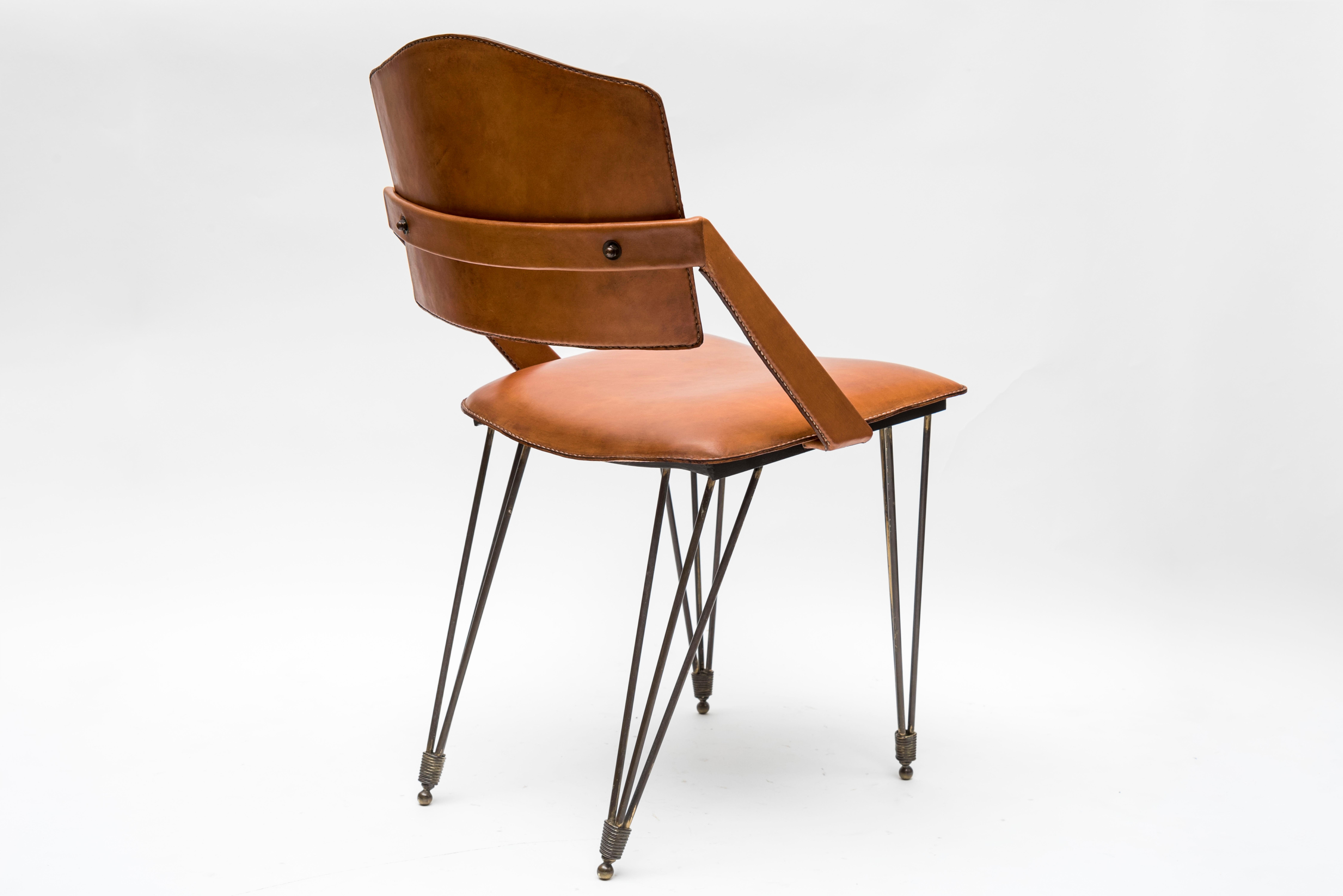Paire de fauteuils en cuir surpiqué de Jacques Adnet
D'un ensemble de six, 1 paire en noir, 1 paire en bordeaux.
  