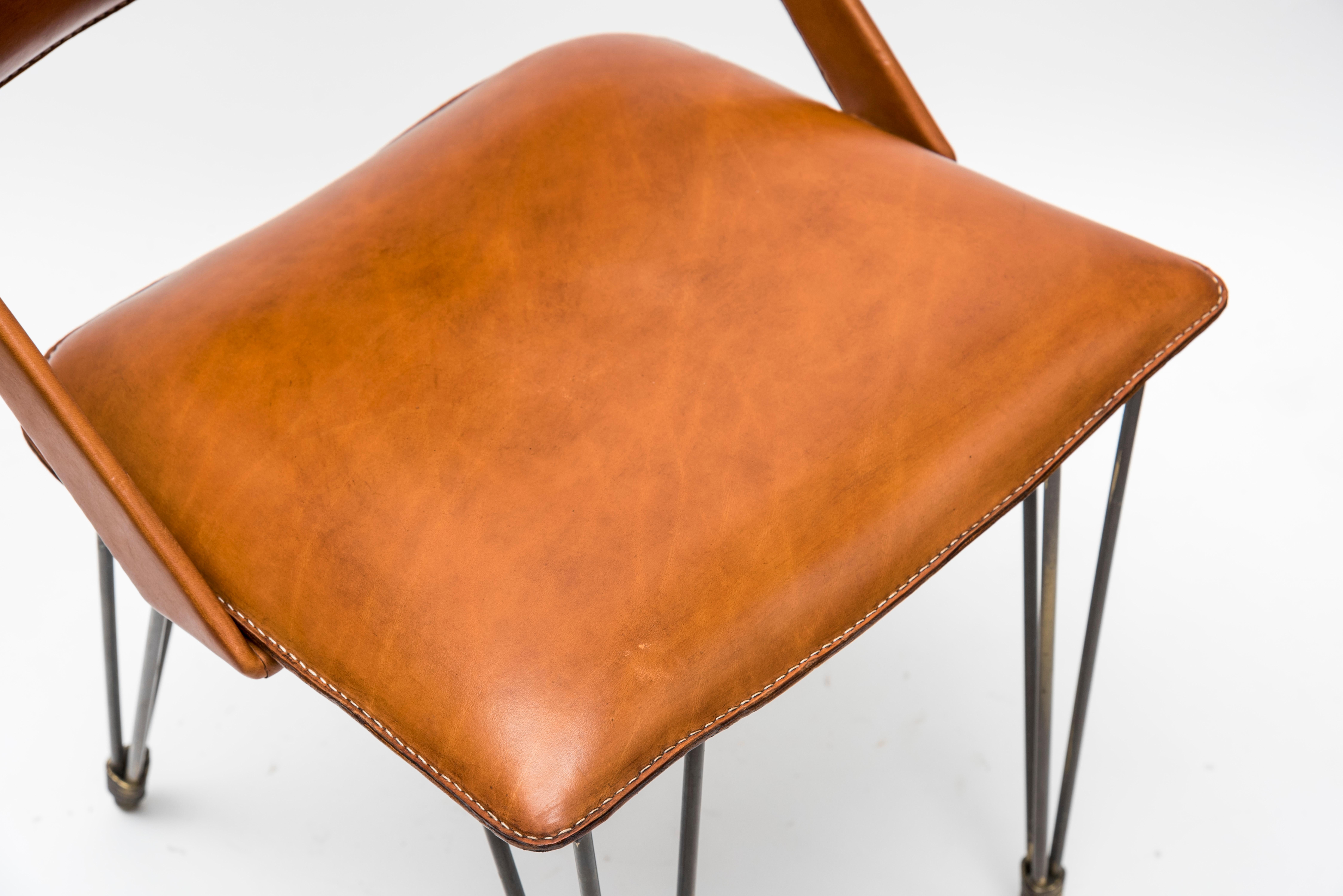 Paire de fauteuils en cuir surpiqué de Jacques Adnet Excellent état - En vente à Bois-Colombes, FR