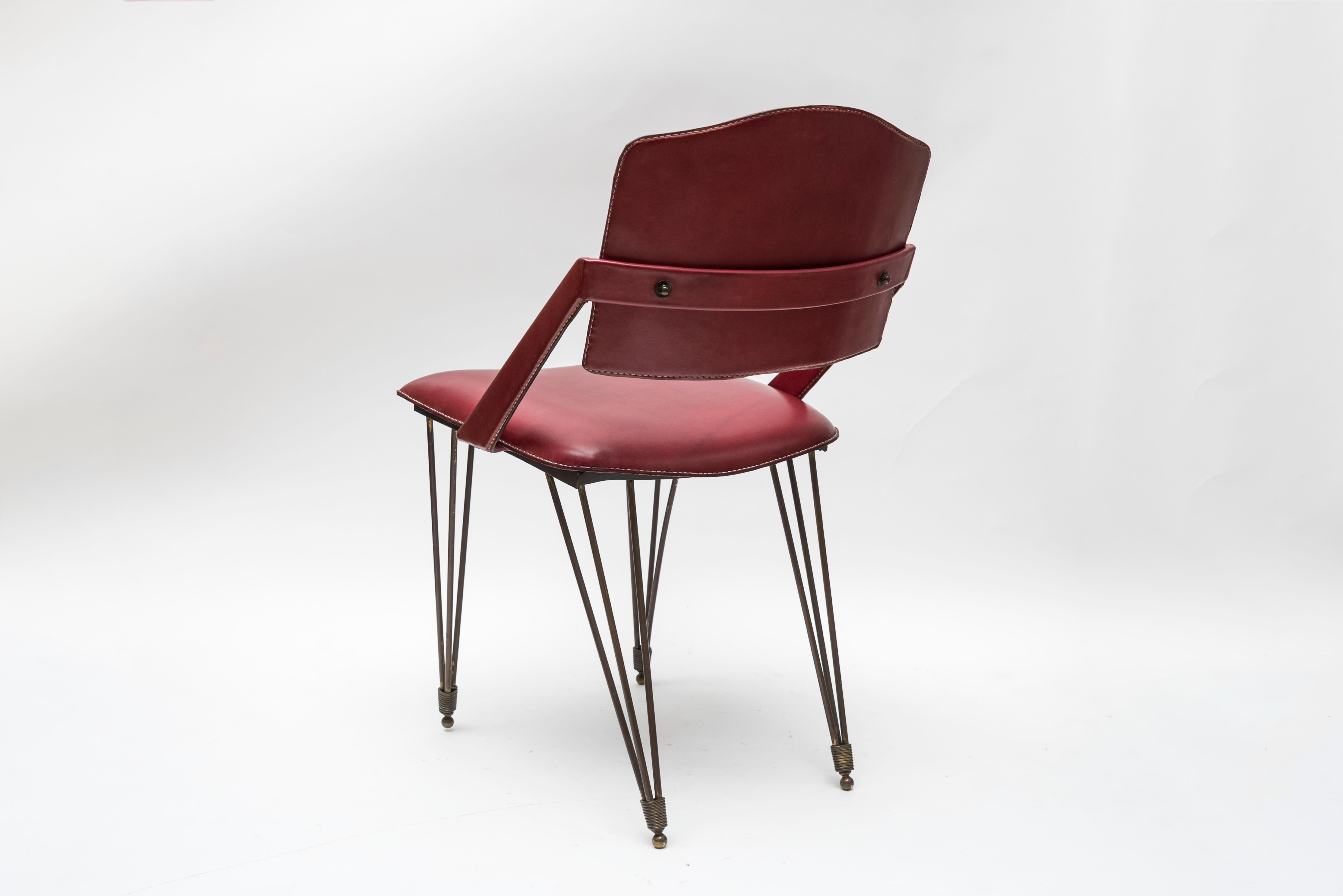 Milieu du XXe siècle Paire de fauteuils en cuir surpiqué de Jacques Adnet en vente