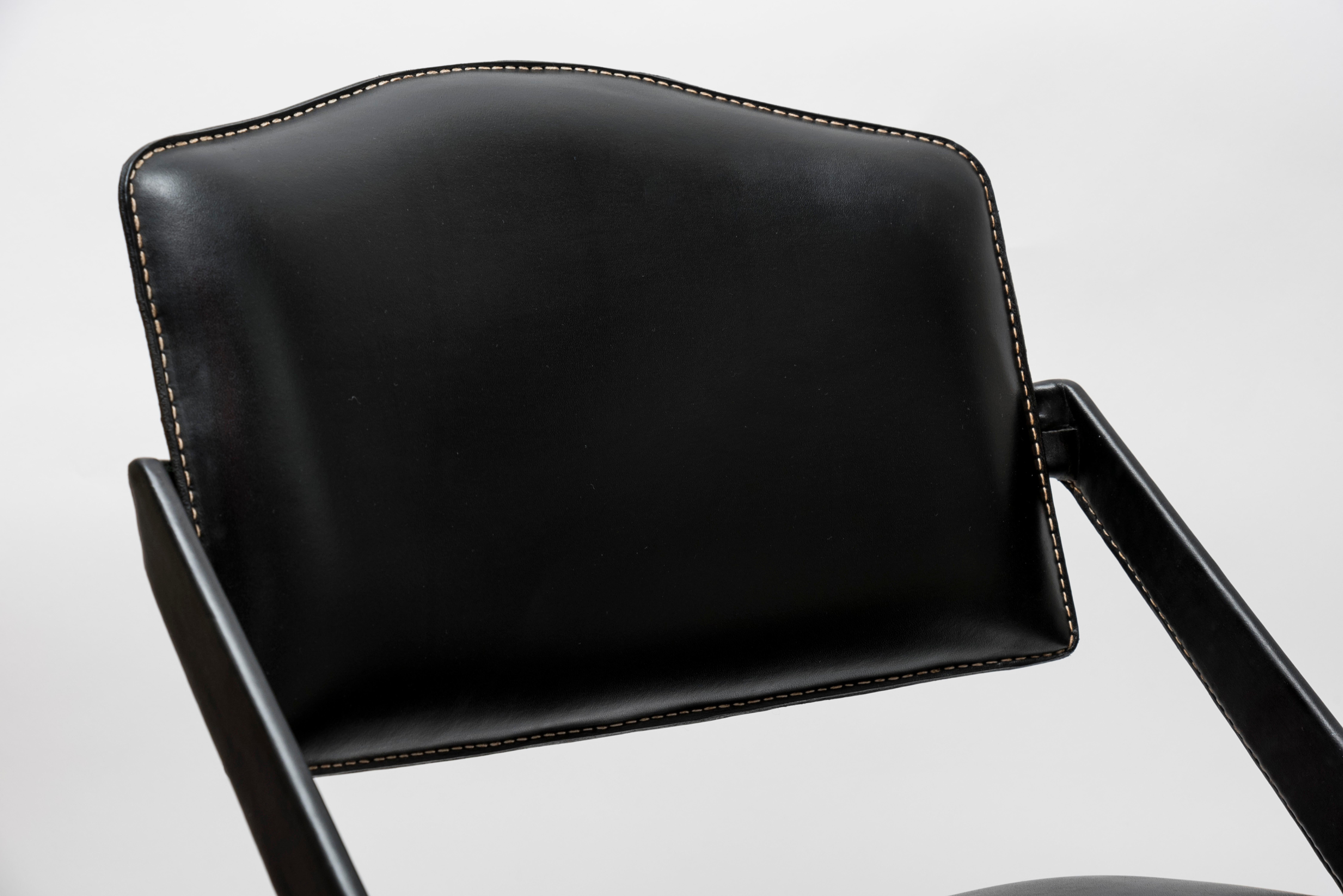 Ottone Coppia di poltrone in pelle Stitch by Jacques Adnet in vendita