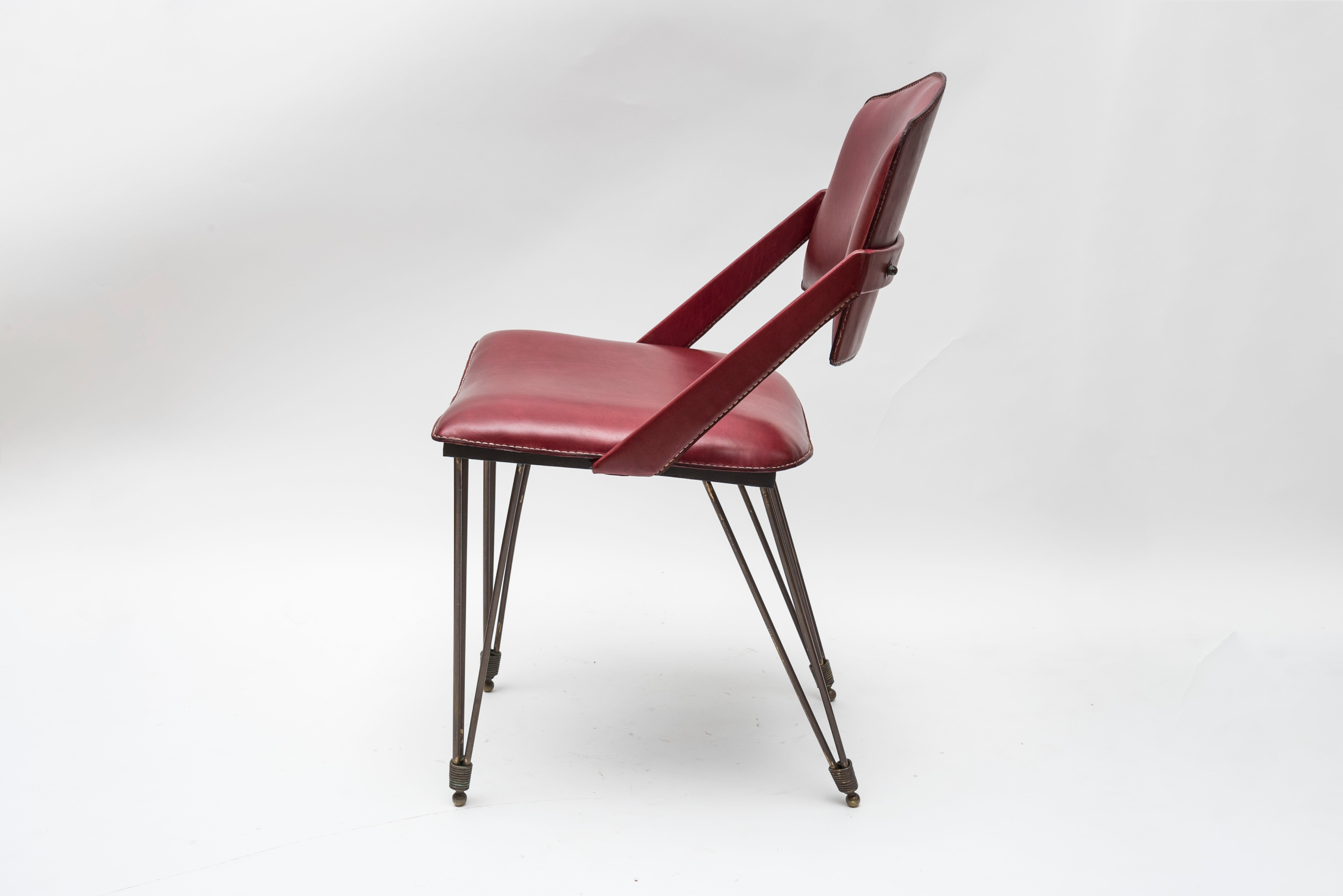 Laiton Paire de fauteuils en cuir surpiqué de Jacques Adnet en vente