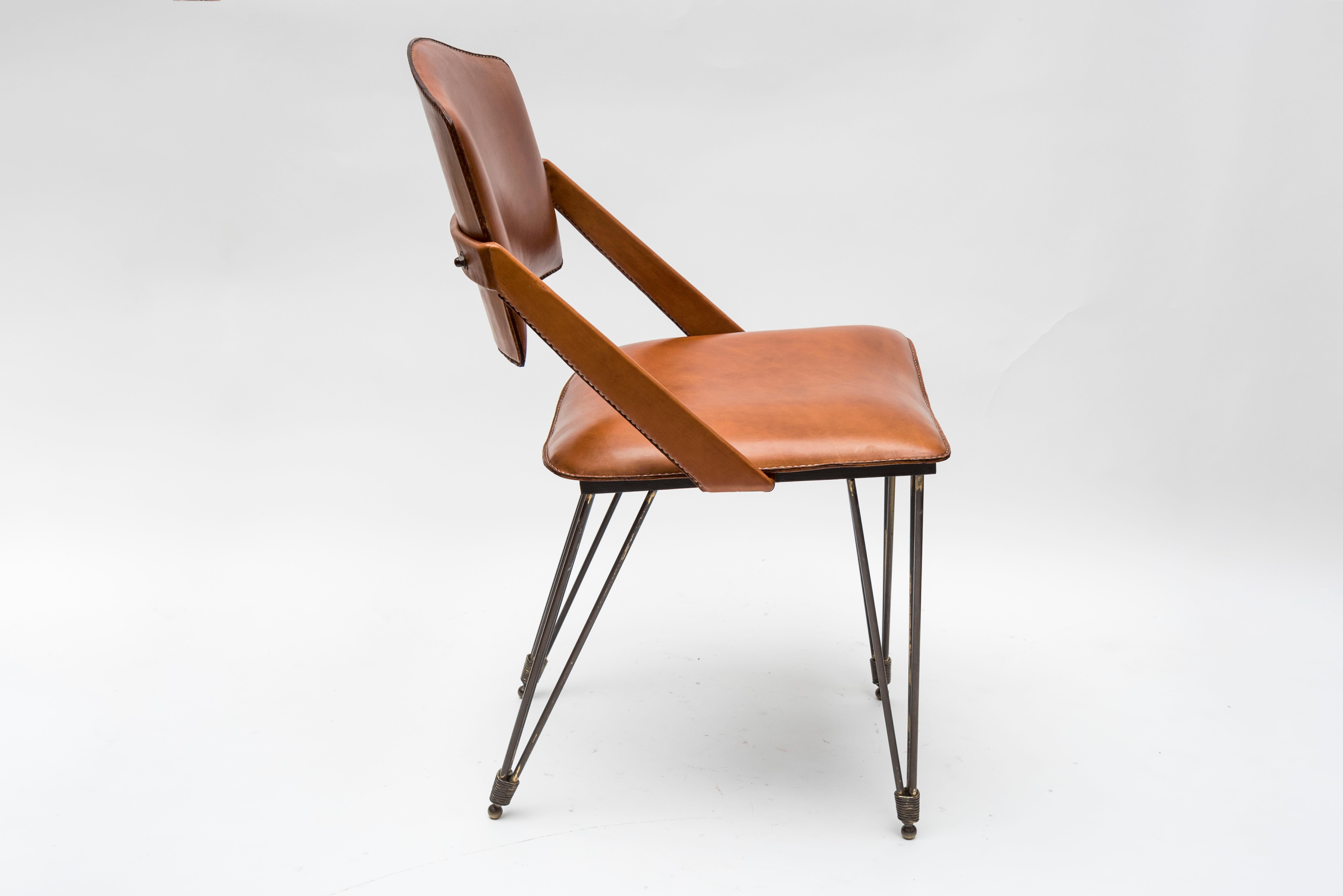 Paire de fauteuils en cuir surpiqué de Jacques Adnet en vente 1