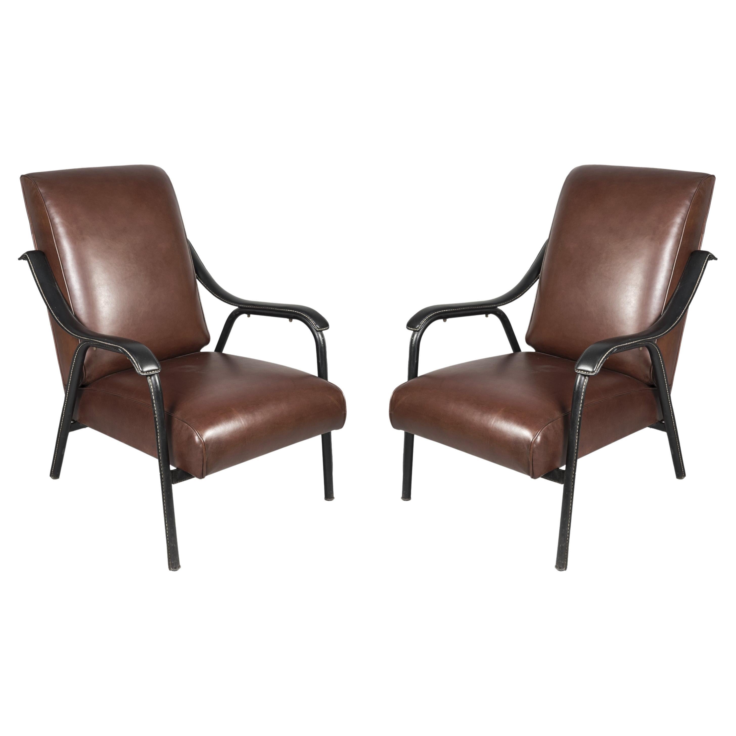 Ein Paar Sessel aus genähtem Leder von Jacques Adnet