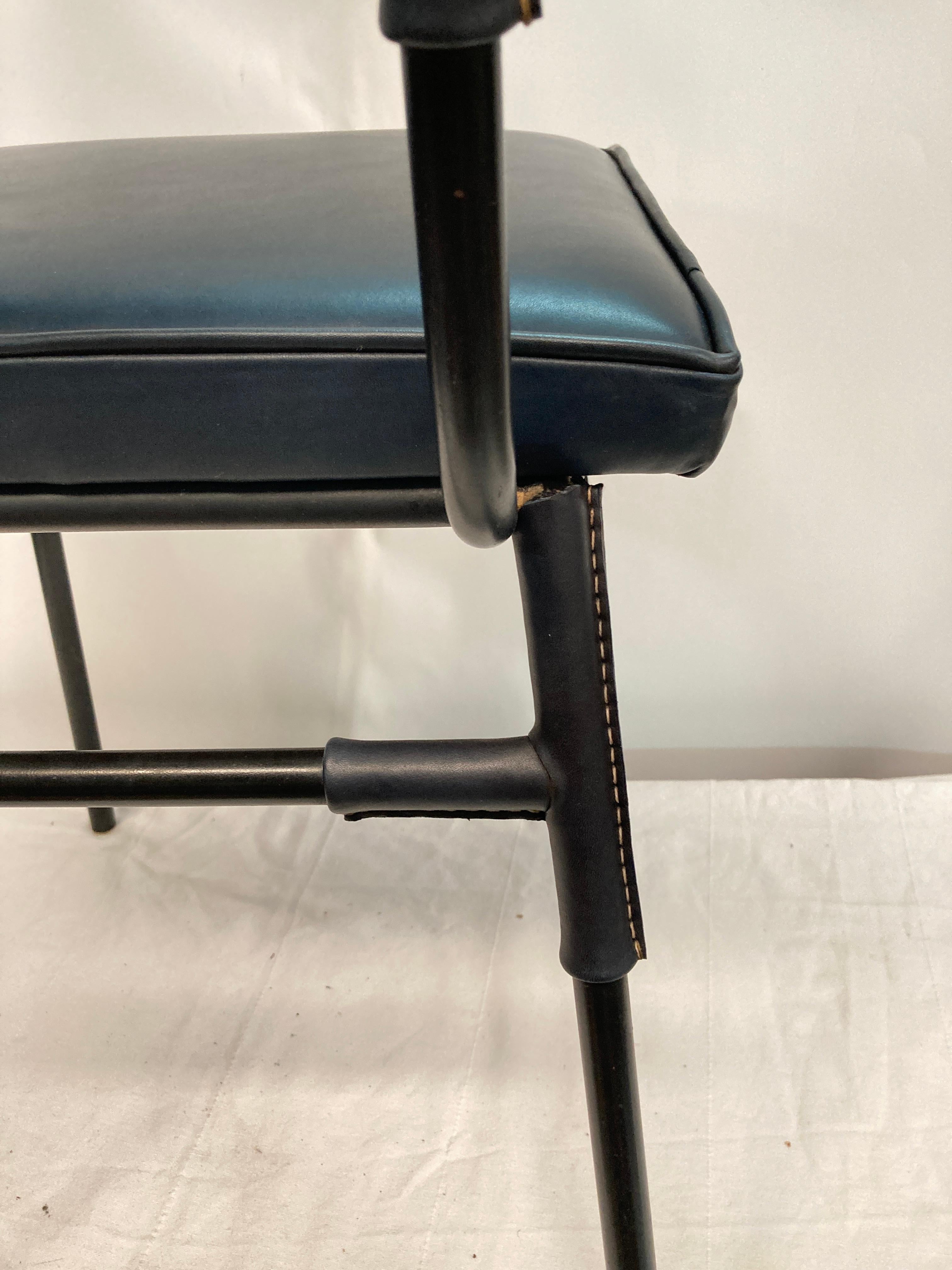 Paire de chaises en cuir cousues par Jacques Adnet en vente 4