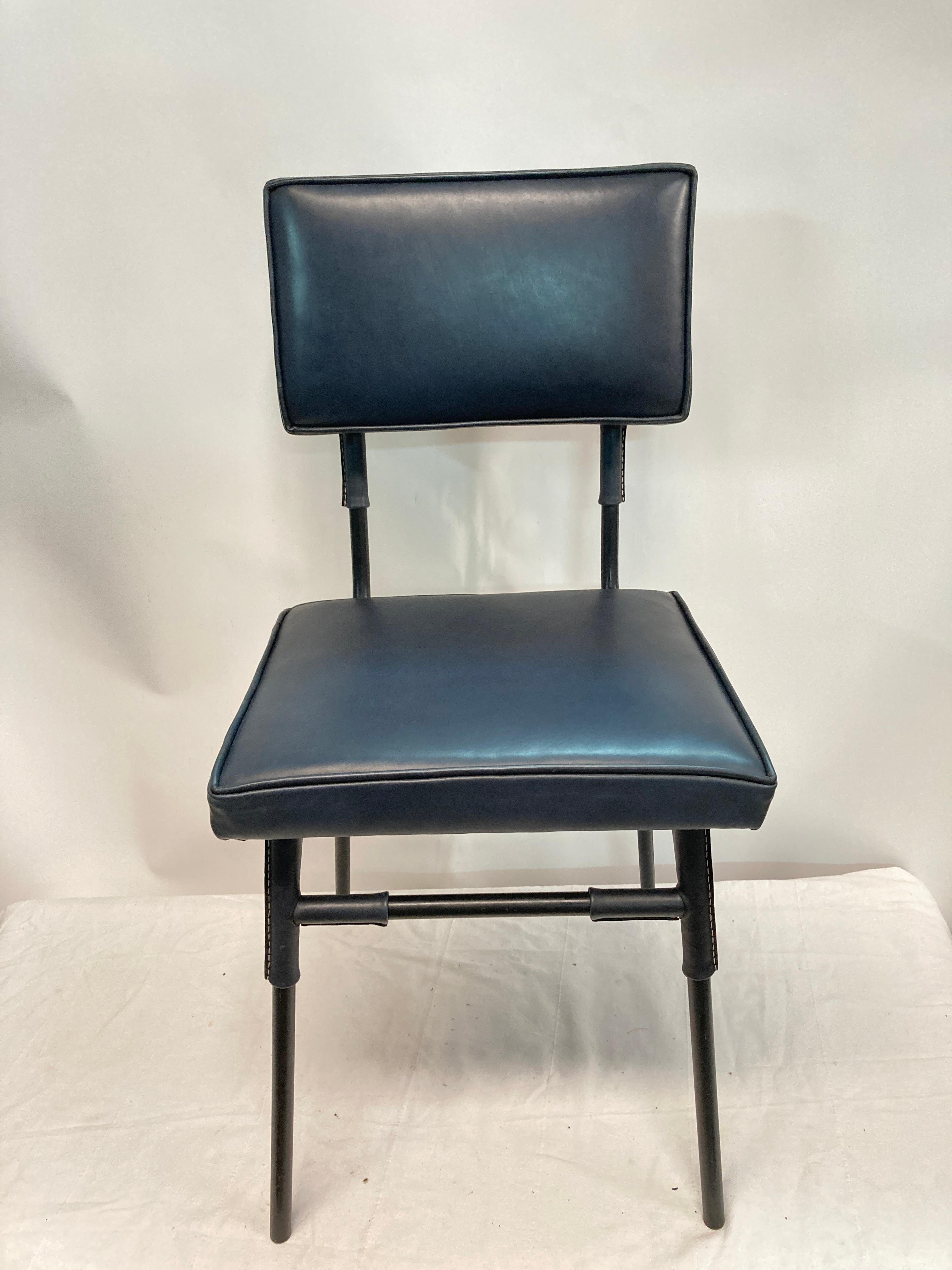 Paire de chaises en cuir cousues par Jacques Adnet en vente 5