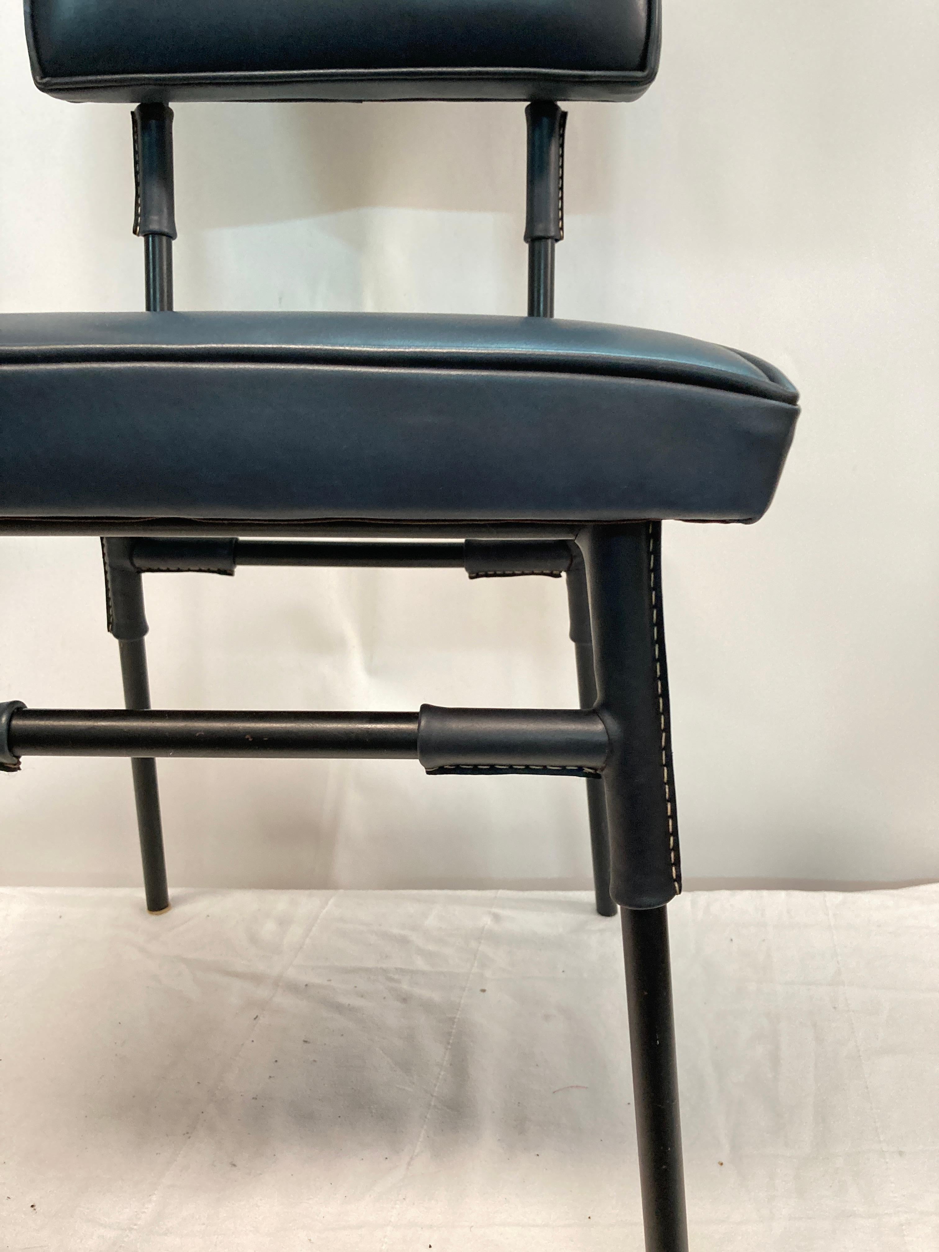 Ein Paar Stühle aus genähtem Leder von Jacques Adnet im Angebot 6