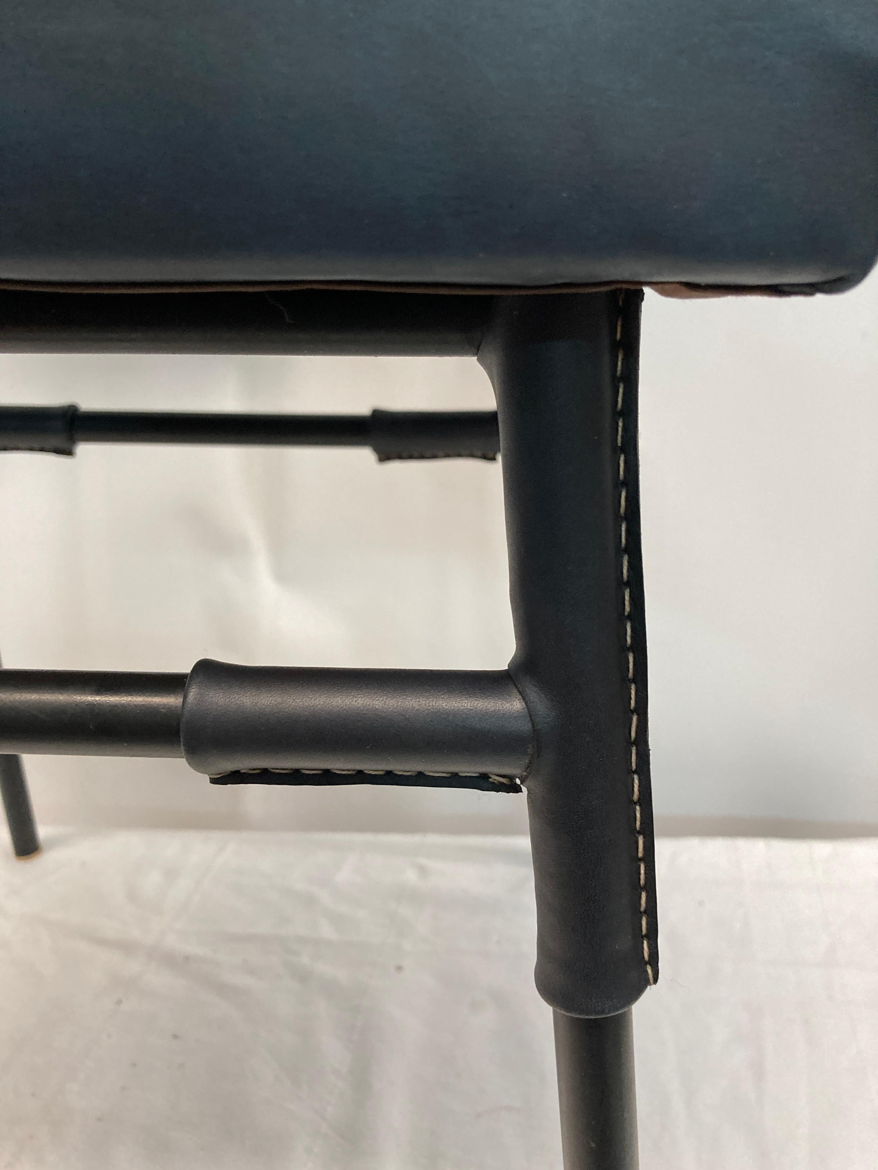 Ein Paar Stühle aus genähtem Leder von Jacques Adnet im Angebot 7