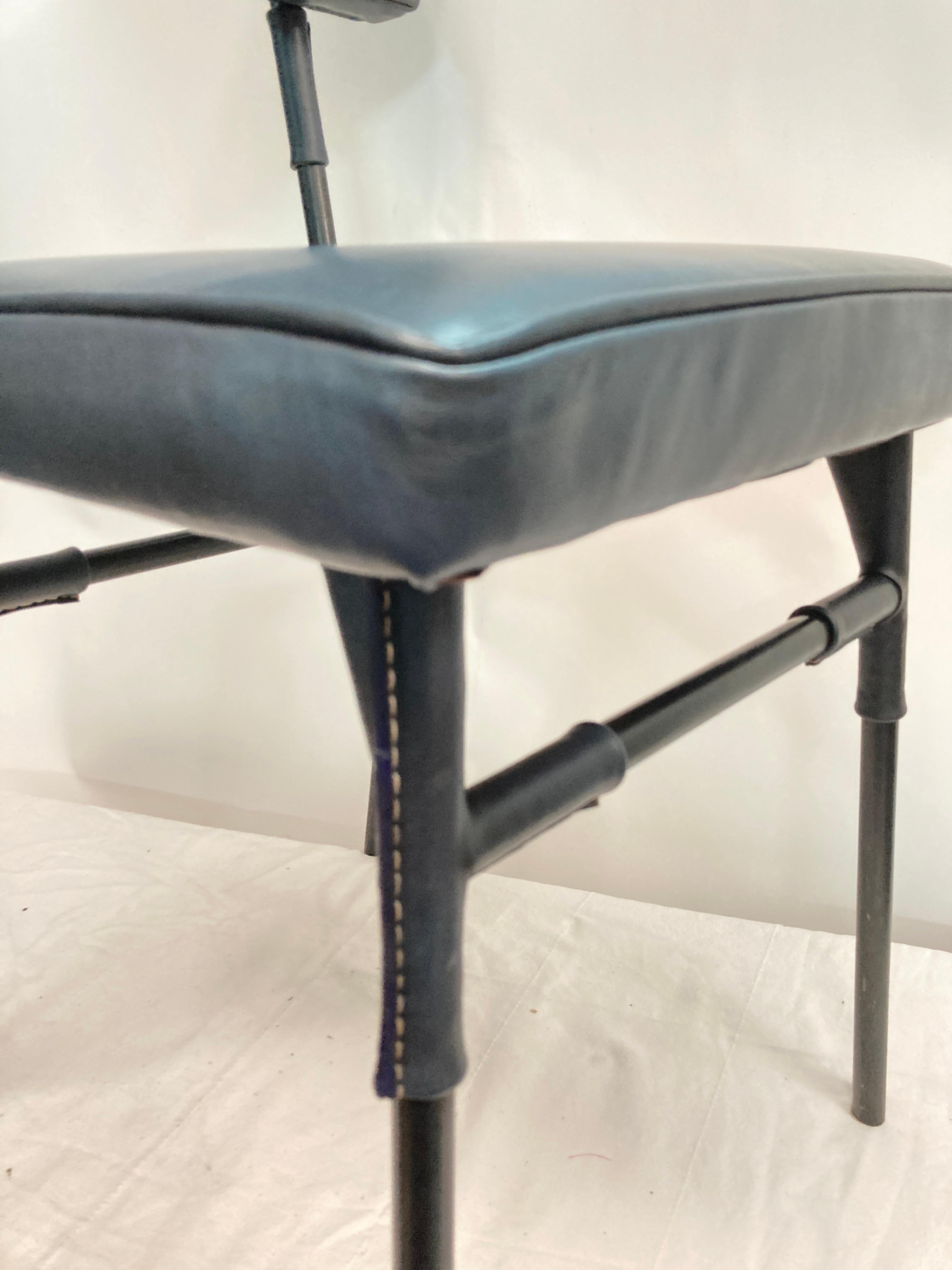 Coppia di poltrone in pelle cucita degli anni '50 
Pelle nera e blu scuro 
Ottime condizioni
Creato da Jacques Adnet
Francia