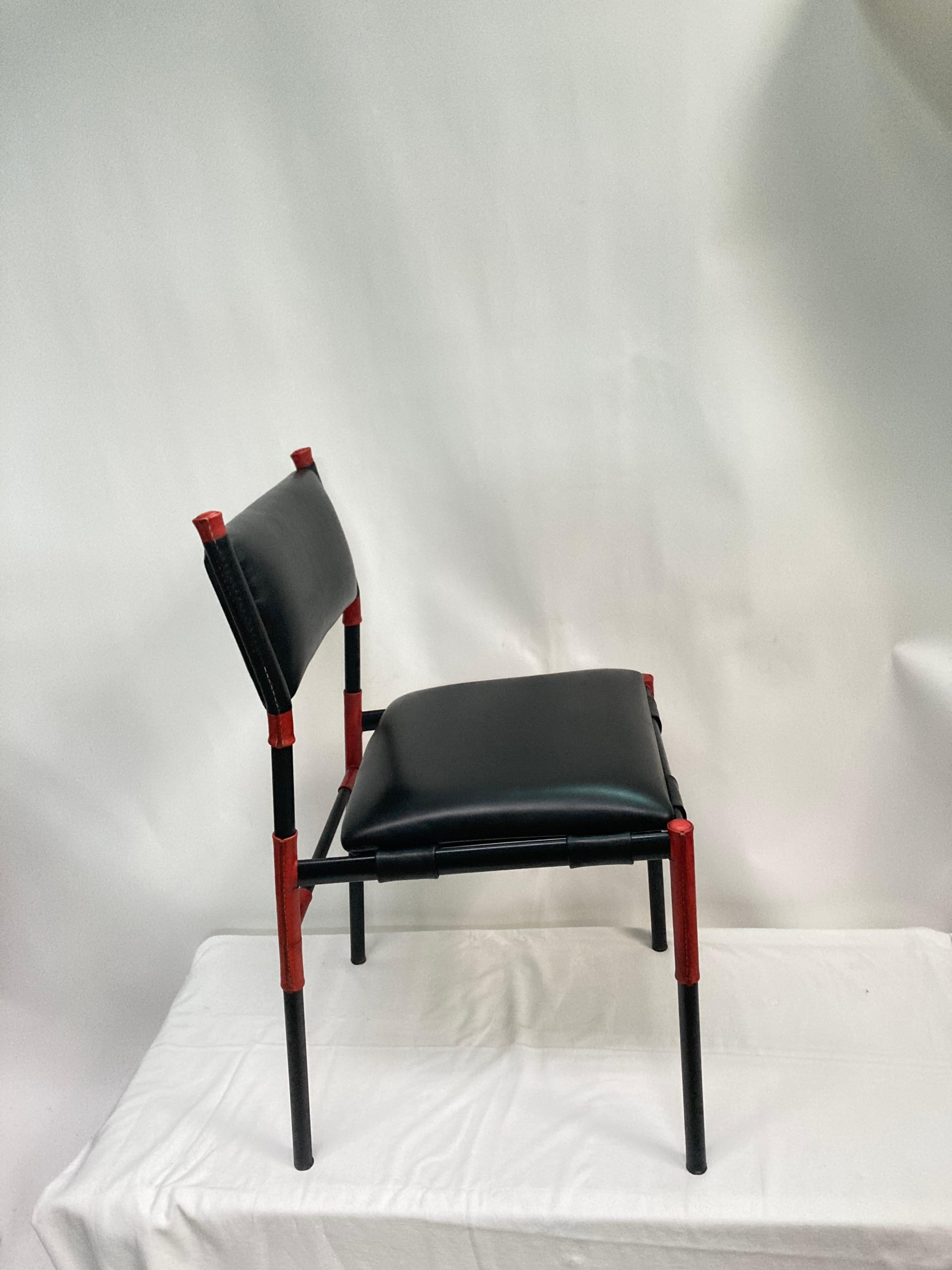 Zweifarbige Stühle aus genähtem Leder aus den 1950er Jahren
Schwarzes und rotes Leder
Entworfen von Jacques Adnet