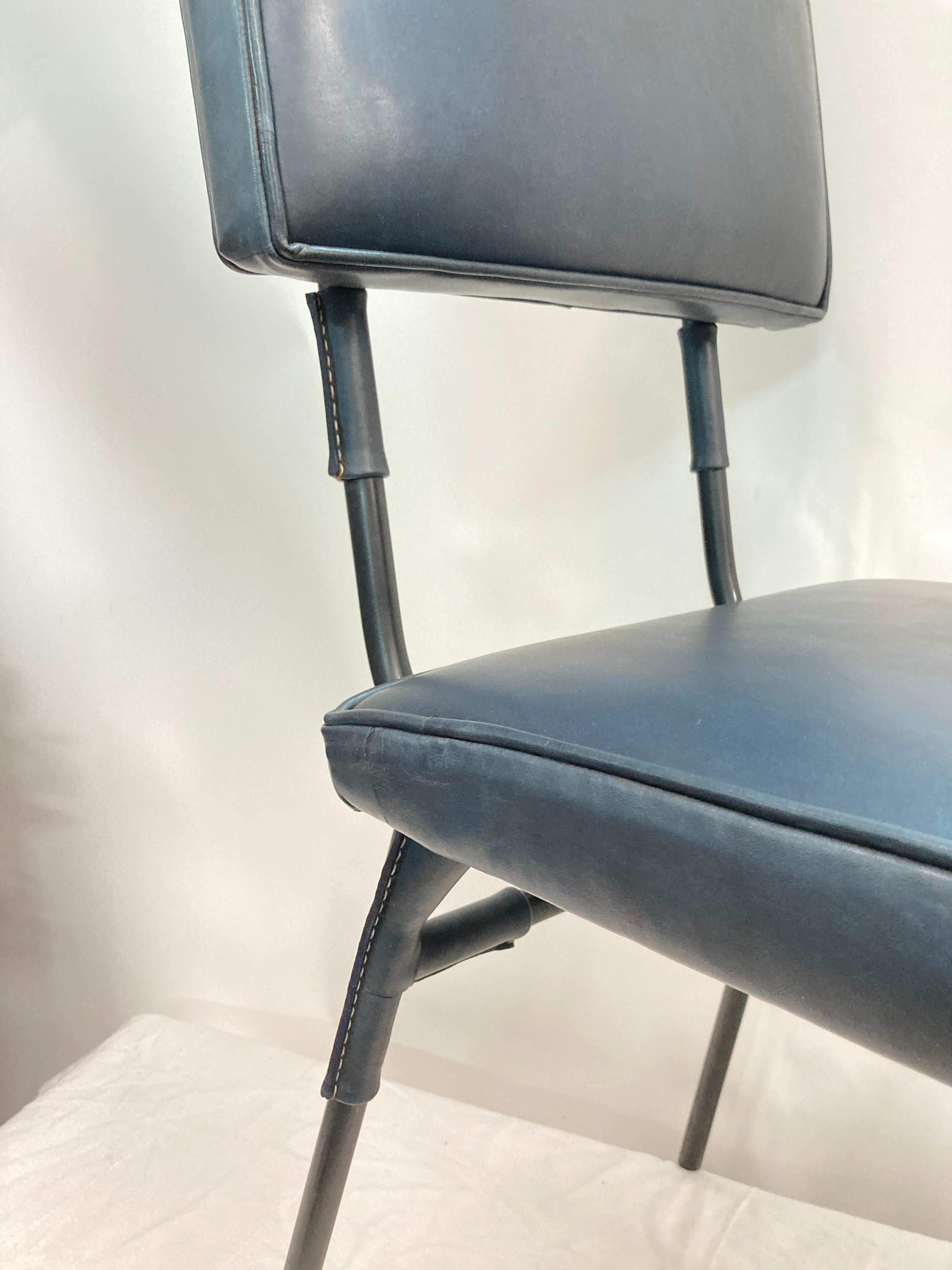 Français Paire de chaises en cuir cousues par Jacques Adnet en vente