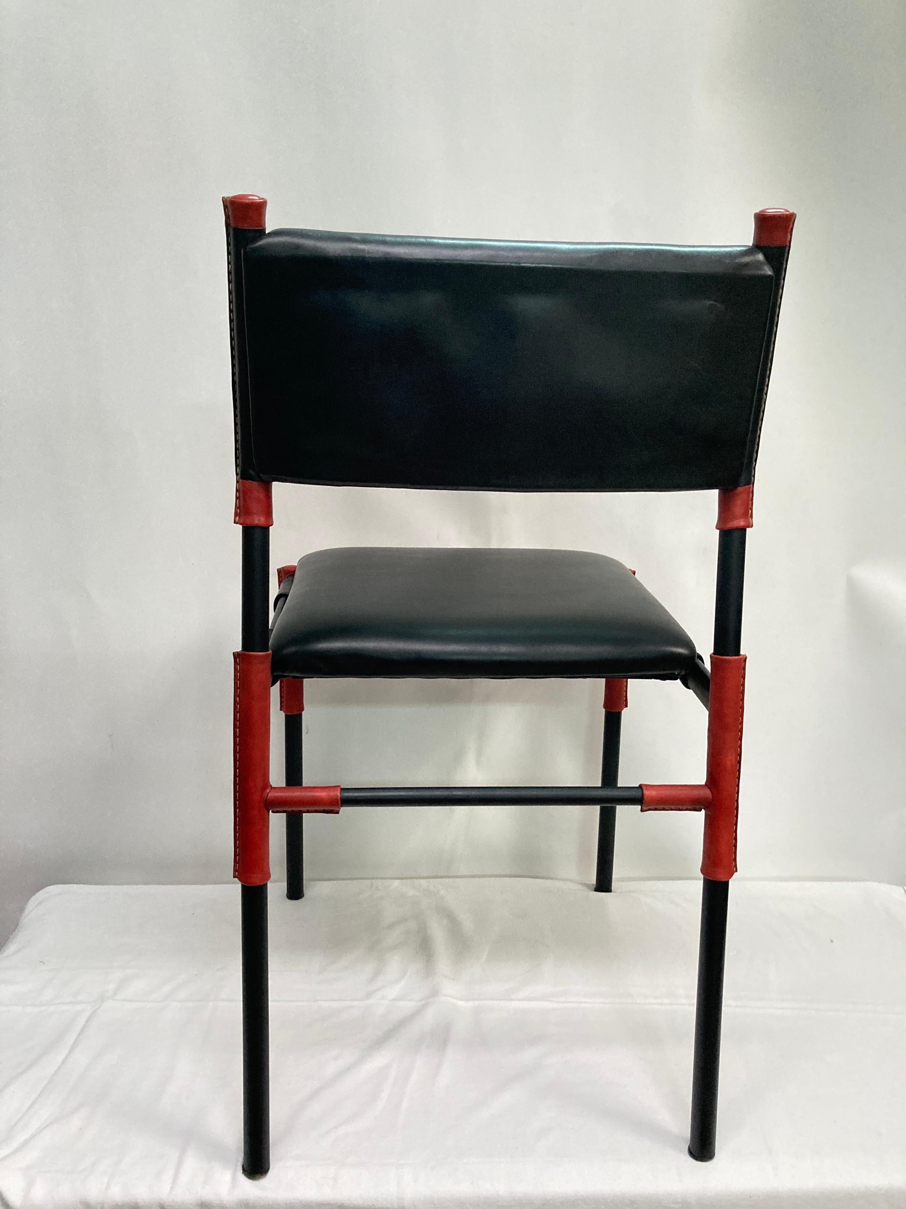 Ein Paar Stühle aus genähtem Leder von Jacques Adnet (Französisch) im Angebot