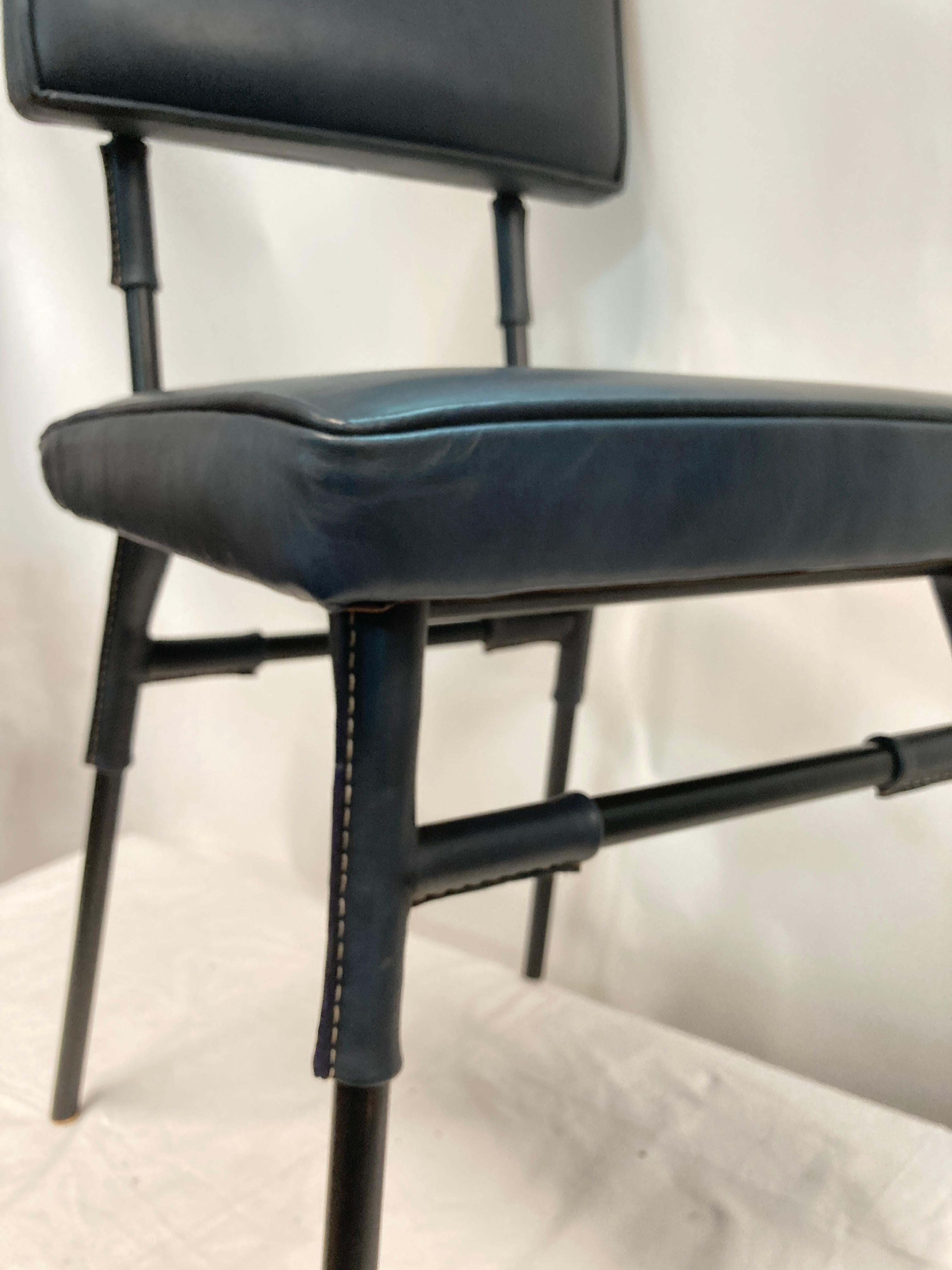 Milieu du XXe siècle Paire de chaises en cuir cousues par Jacques Adnet en vente