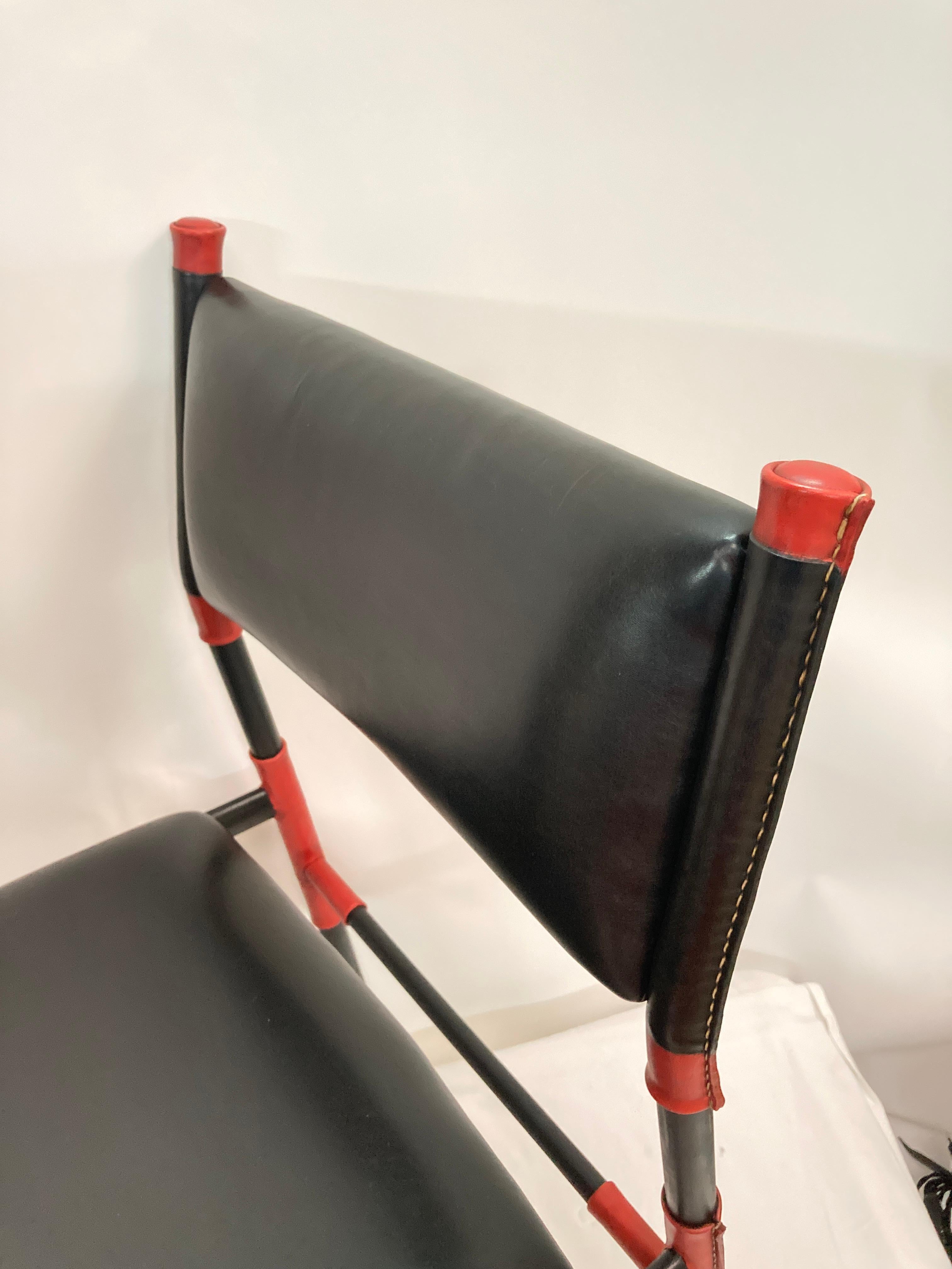 Ein Paar Stühle aus genähtem Leder von Jacques Adnet im Angebot 1