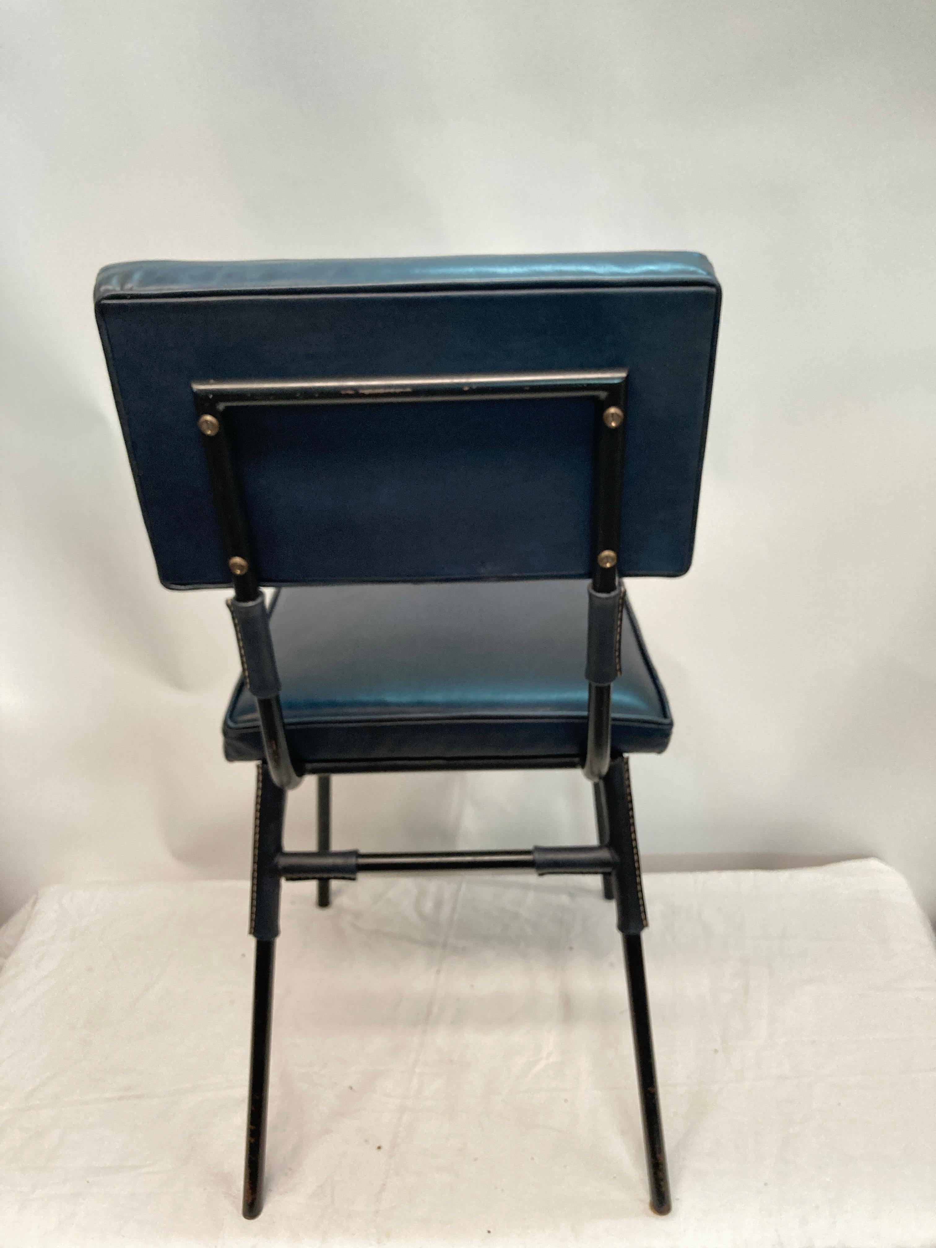 Ein Paar Stühle aus genähtem Leder von Jacques Adnet im Angebot 2