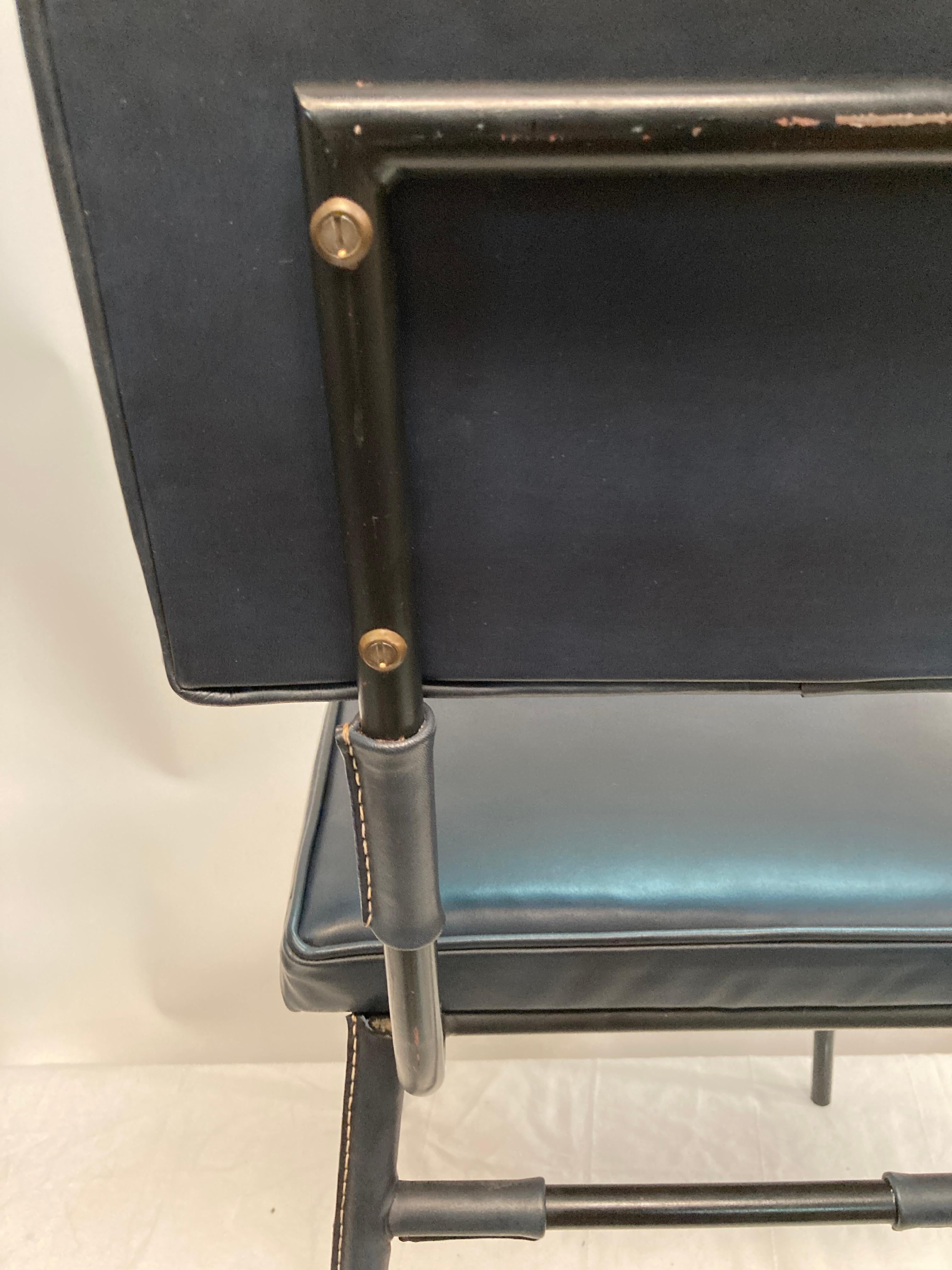 Ein Paar Stühle aus genähtem Leder von Jacques Adnet im Angebot 3