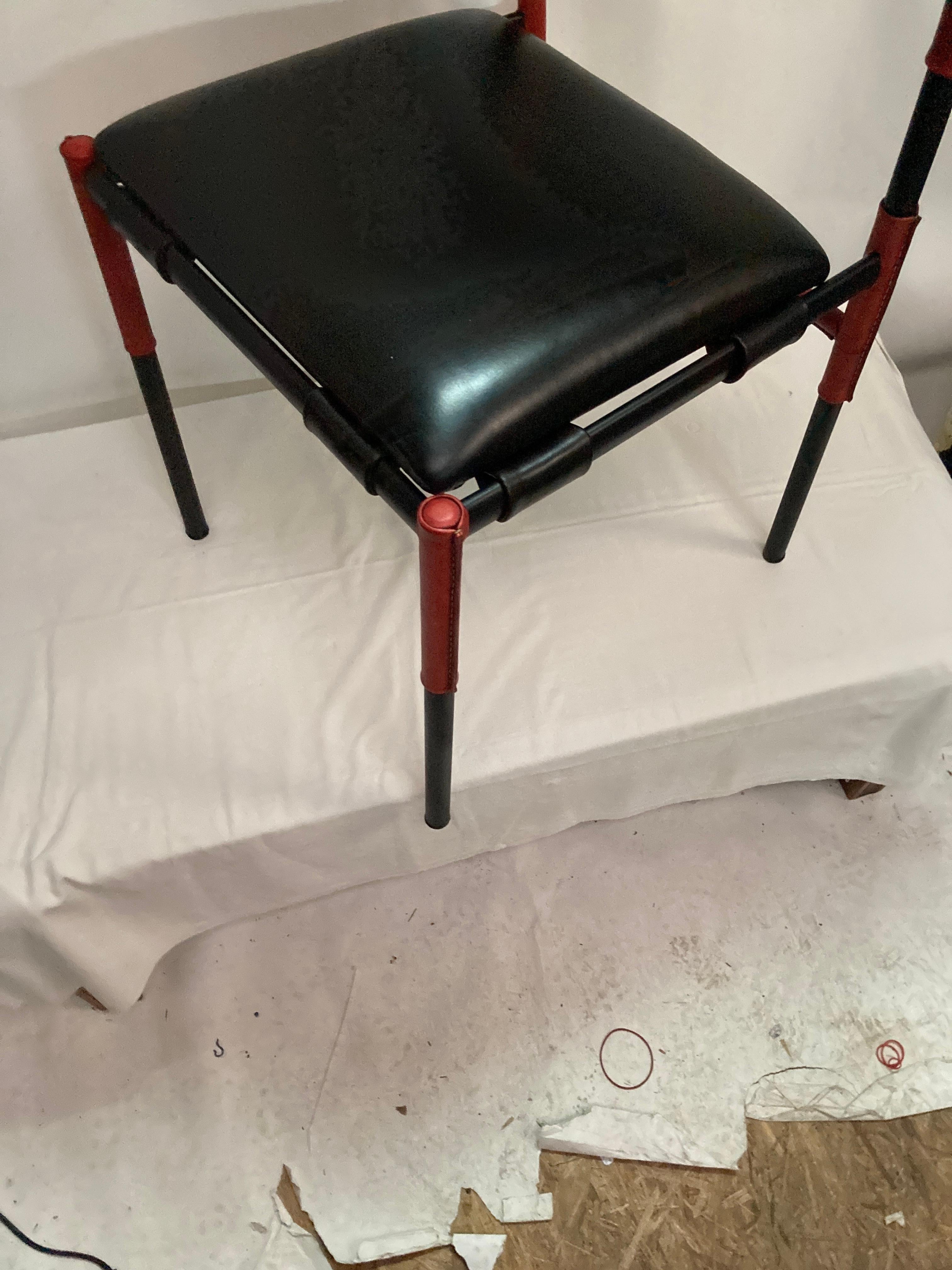 Ein Paar Stühle aus genähtem Leder von Jacques Adnet im Angebot 3