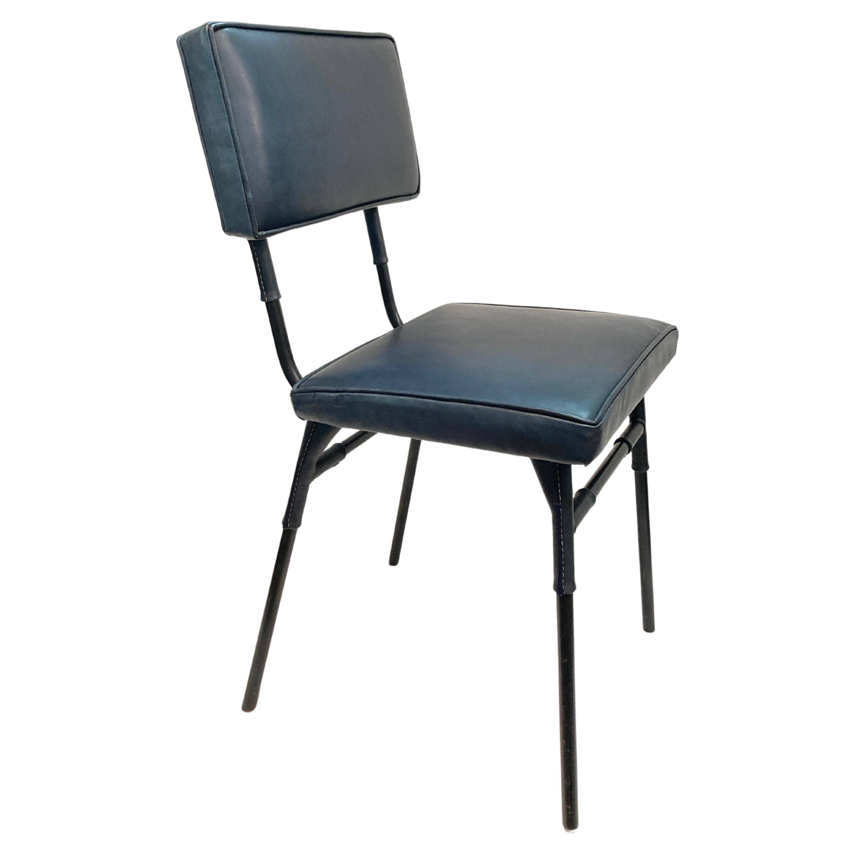 Ein Paar Stühle aus genähtem Leder von Jacques Adnet im Angebot