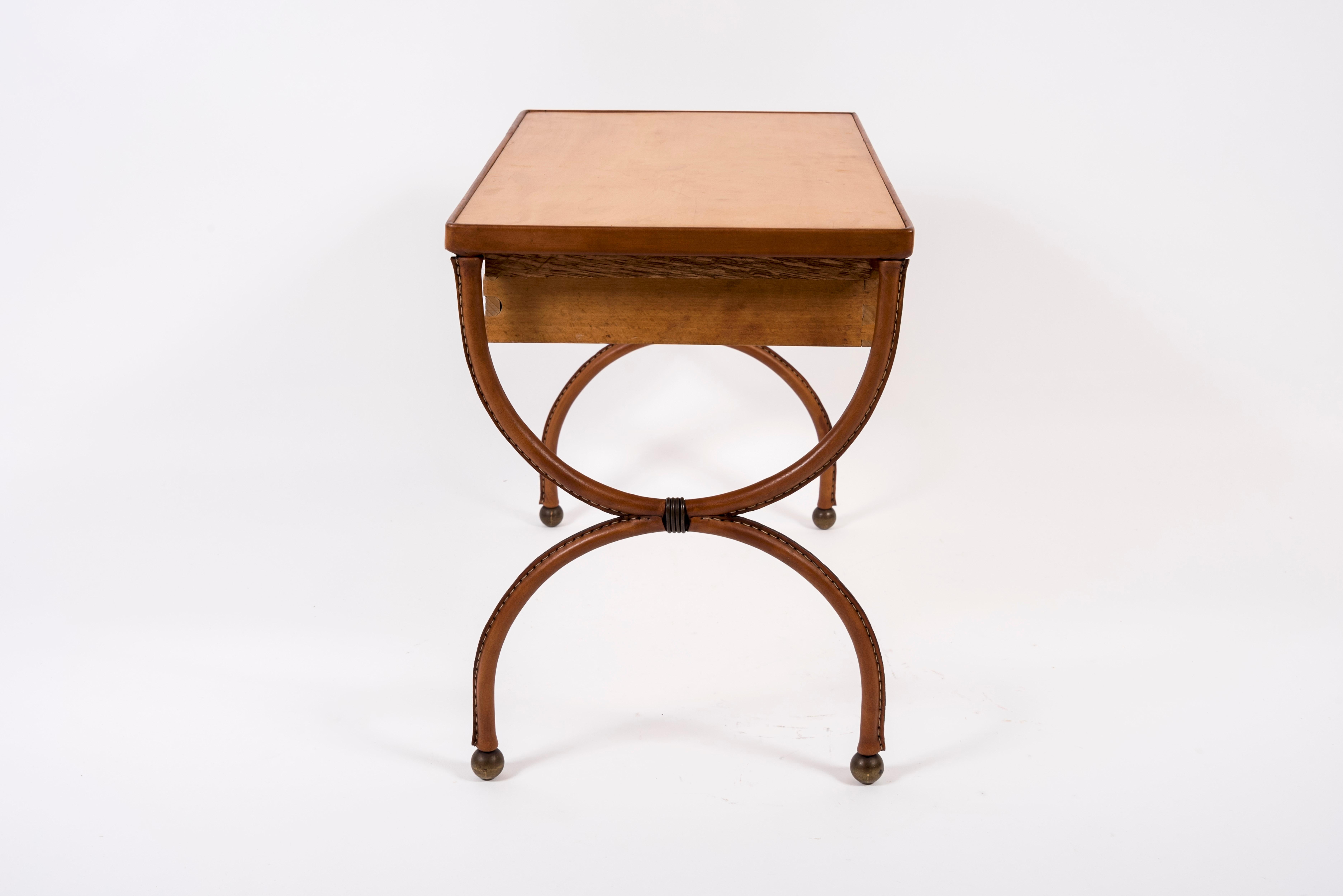 Milieu du XXe siècle Paire de tables d'appoint en cuir cousu de Jacques Adnet en vente