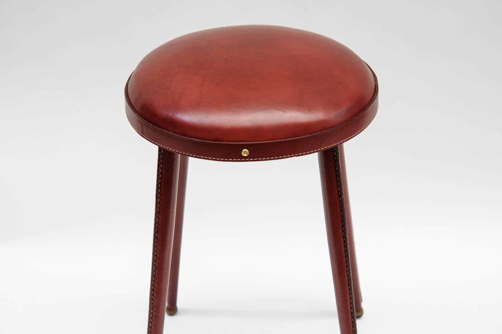 Seltenes Paar Hocker von Jacques Adnet.