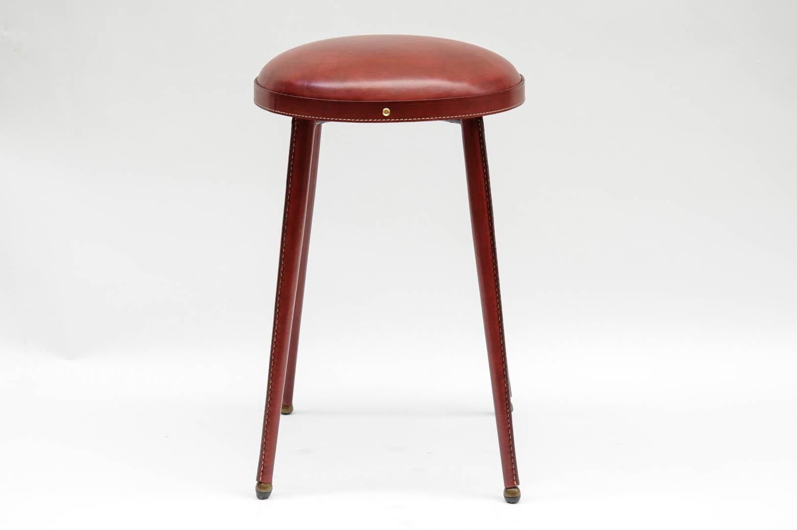 Paar Hocker aus genähtem Leder von Jacques Adnet (Französisch) im Angebot