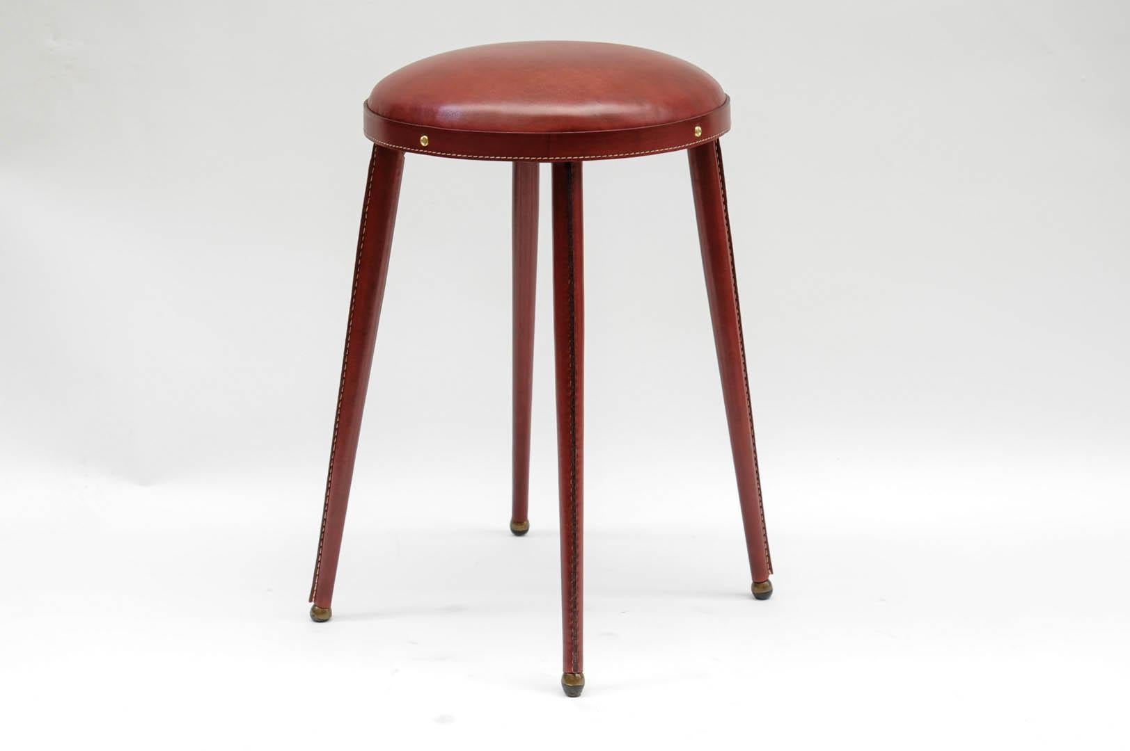 Paar Hocker aus genähtem Leder von Jacques Adnet im Zustand „Gut“ im Angebot in New York, NY
