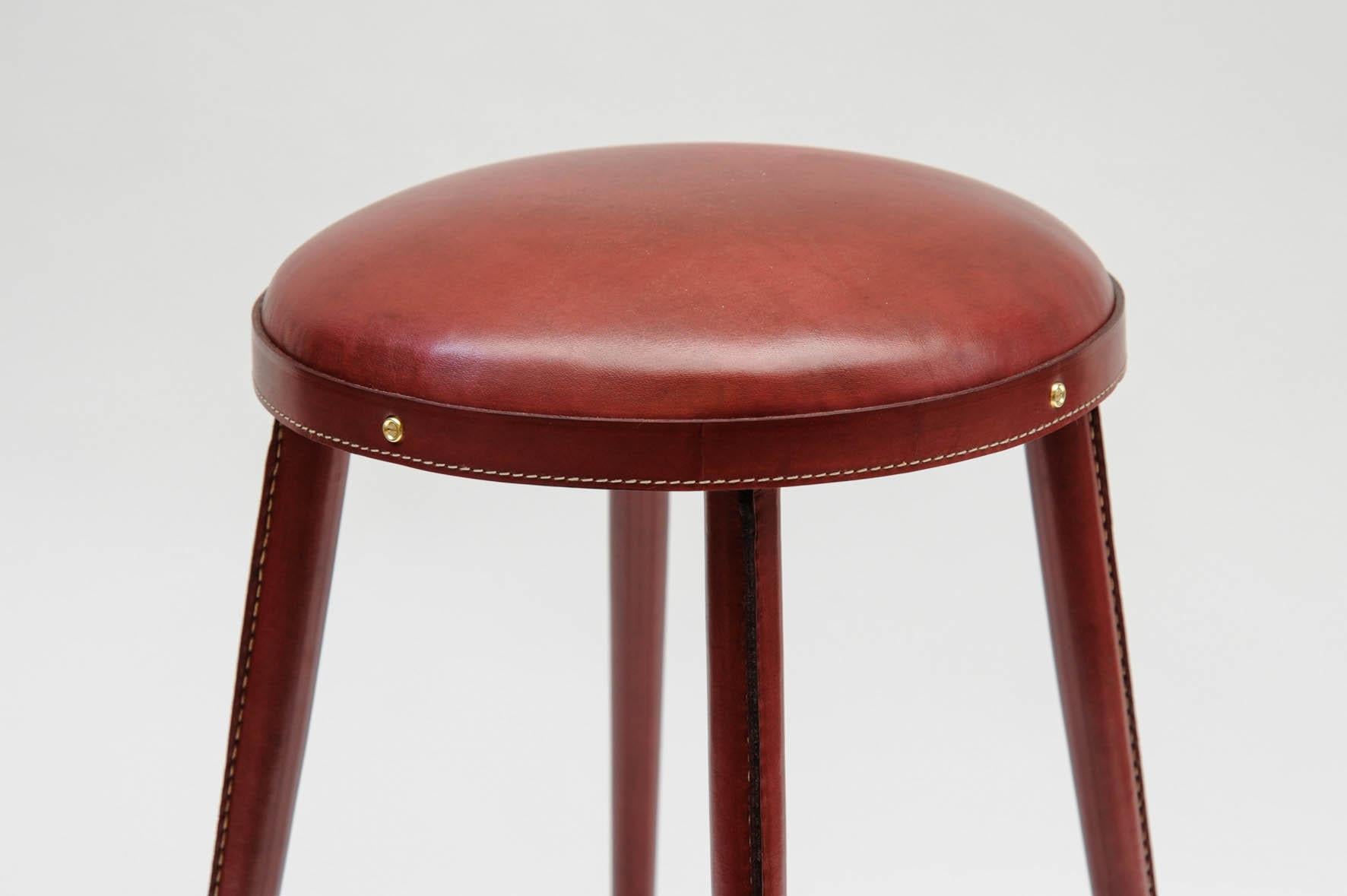 Paar Hocker aus genähtem Leder von Jacques Adnet (Mitte des 20. Jahrhunderts) im Angebot