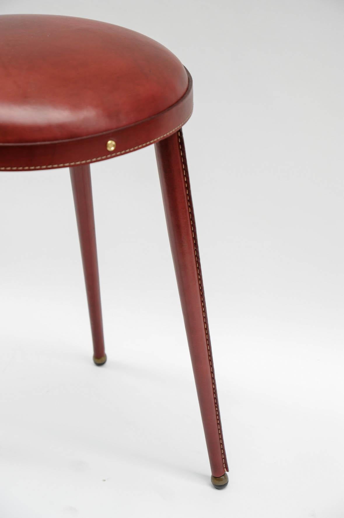 Paar Hocker aus genähtem Leder von Jacques Adnet im Angebot 1