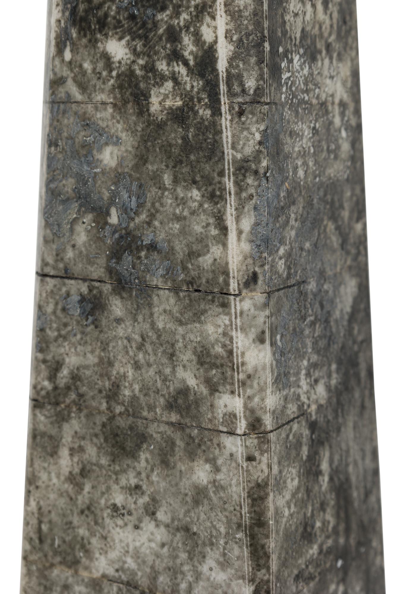 Coppia di elementi architettonici di pietra e obelisco in vendita 1
