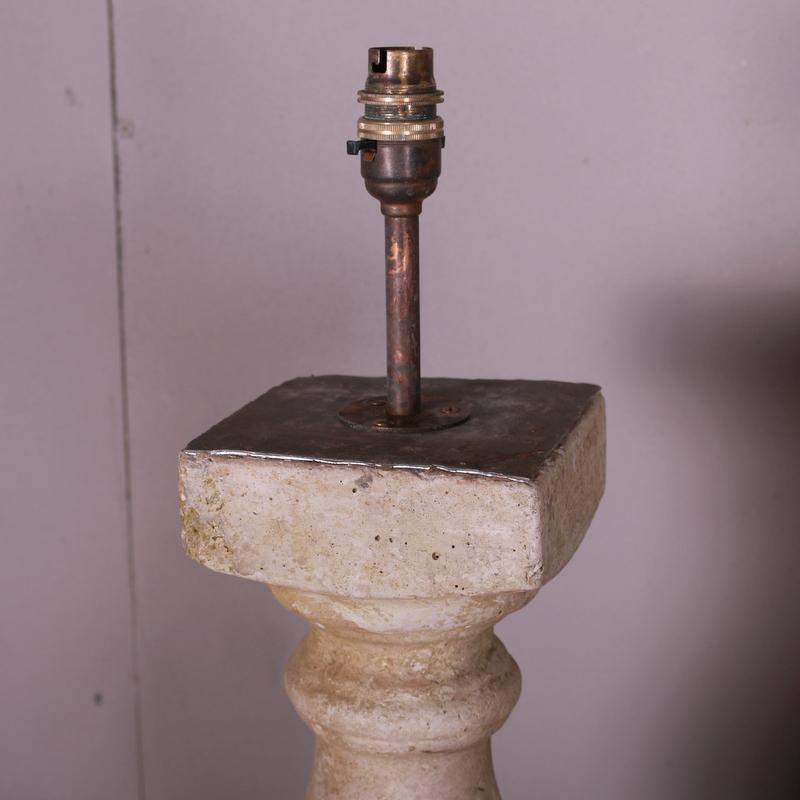 Paire de lampes de table à balustrade en pierre reconstituée du XXe siècle, surmontées de plomb. Ces lampes sont dotées d'accessoires en laiton vieilli et d'un cordon tressé avec une tête de prise britannique.

Les balustrades datent d'environ 50
