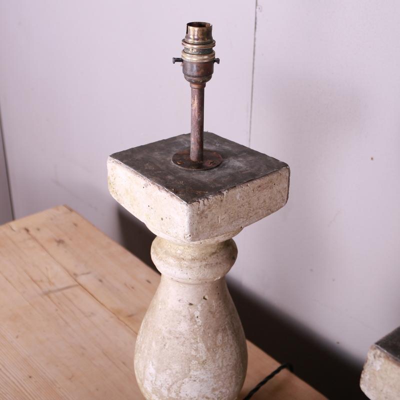 Laiton Paire de lampes de table à balustre en pierre en vente