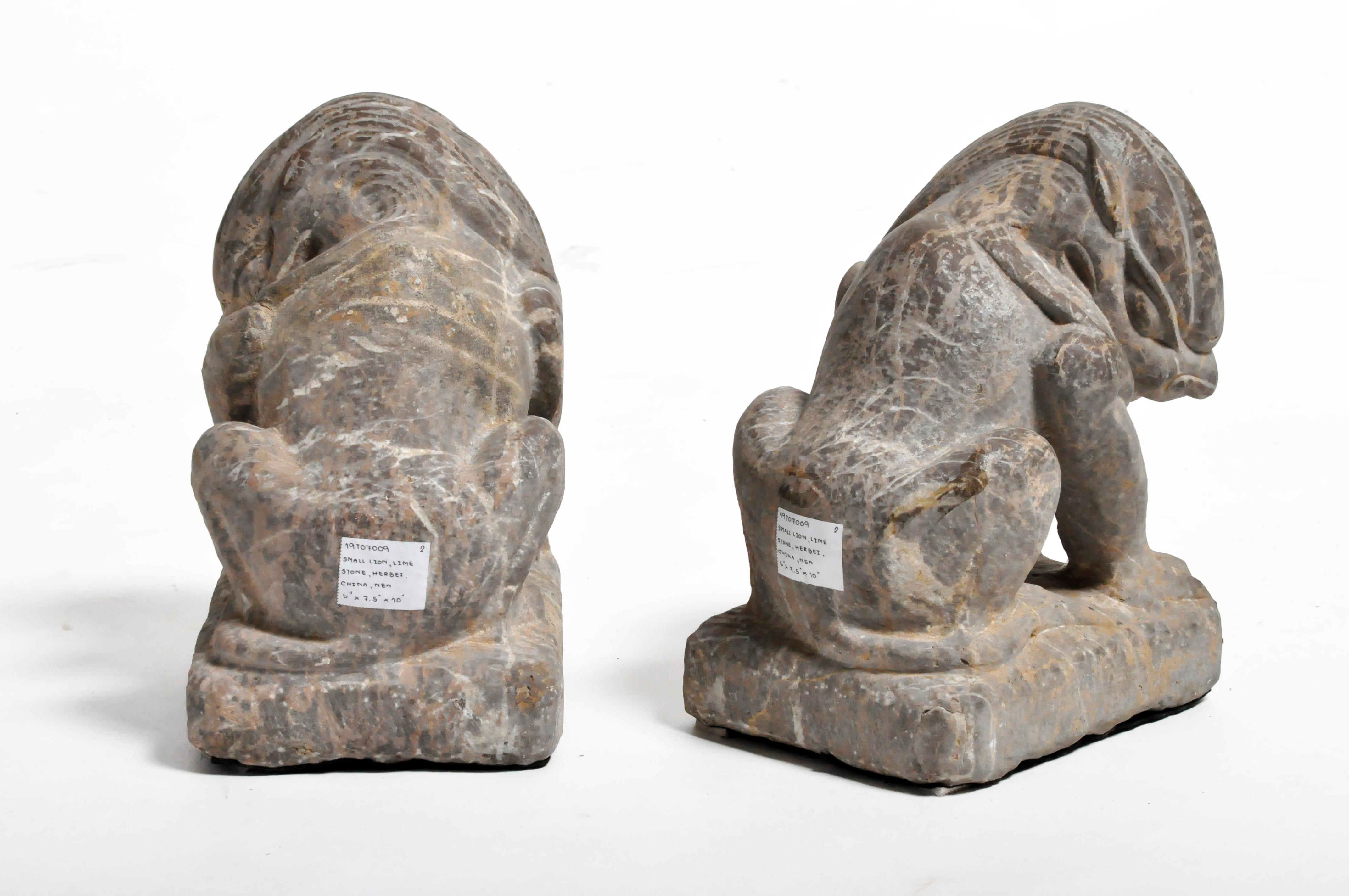 Paar geschnitzte Löwen aus Stein auf Sockel im Zustand „Gut“ in Chicago, IL