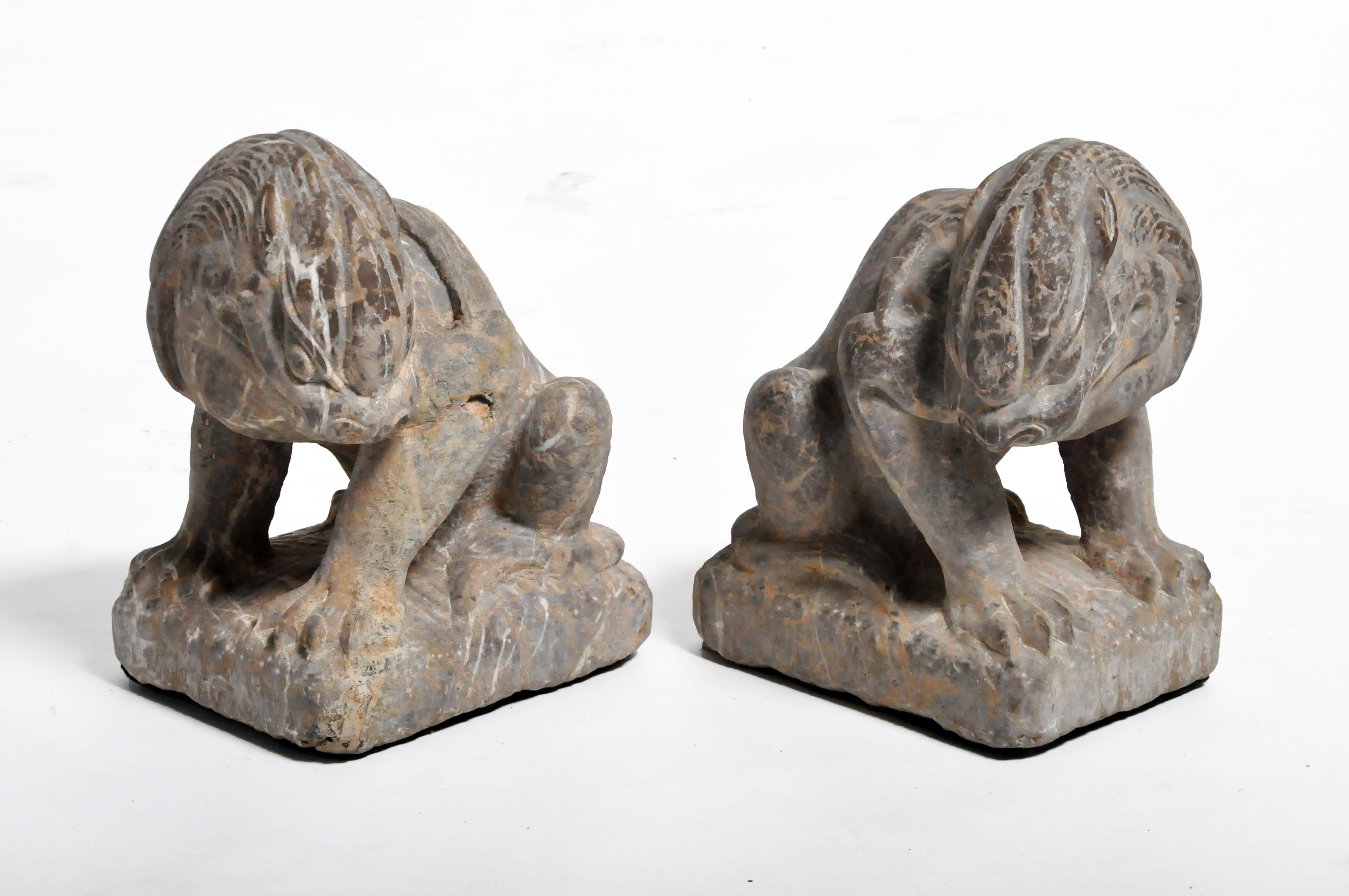 Paar geschnitzte Löwen aus Stein auf Sockel (21. Jahrhundert und zeitgenössisch)