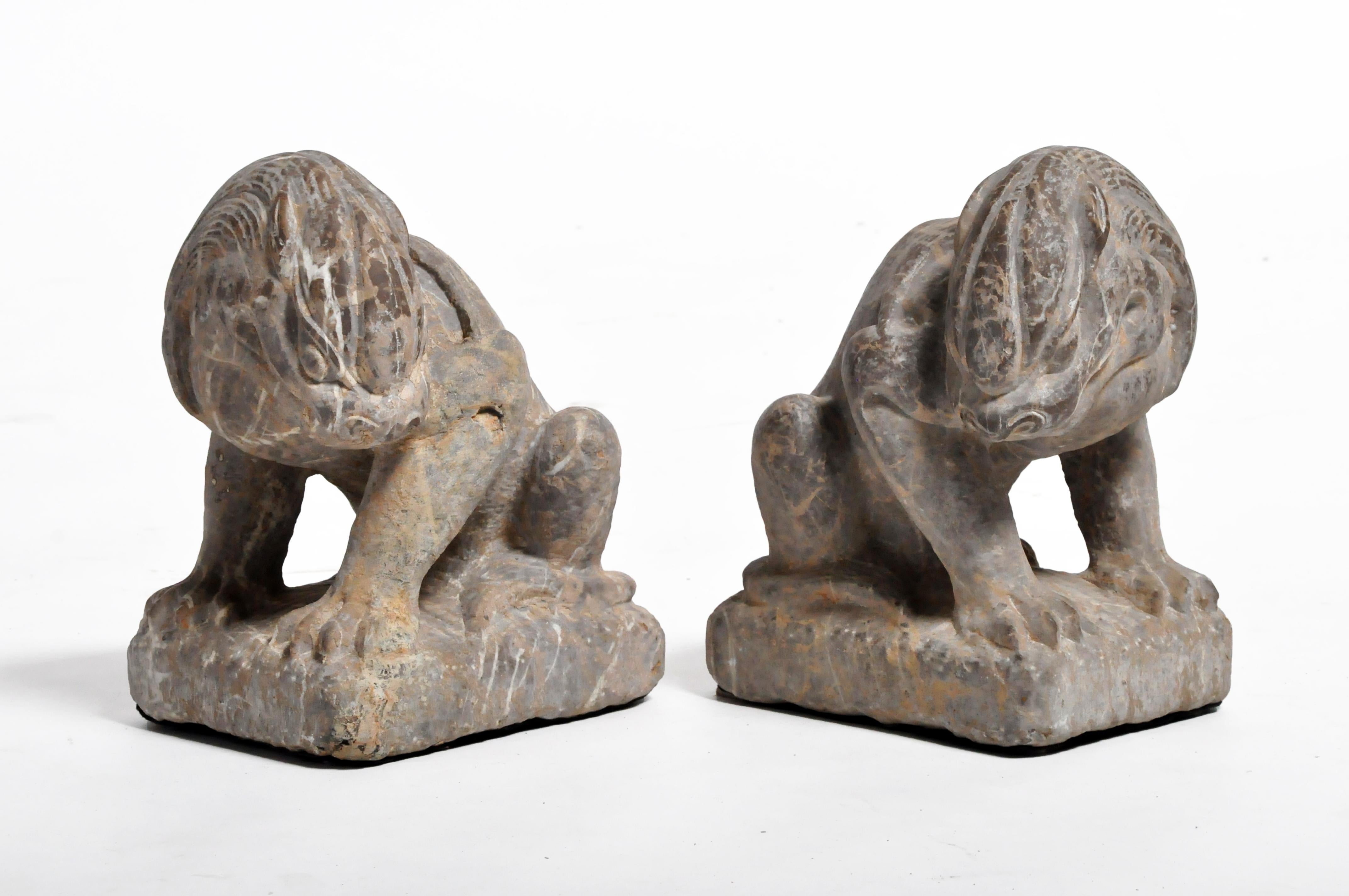Paar geschnitzte Löwen aus Stein auf Sockel (Kalkstein)