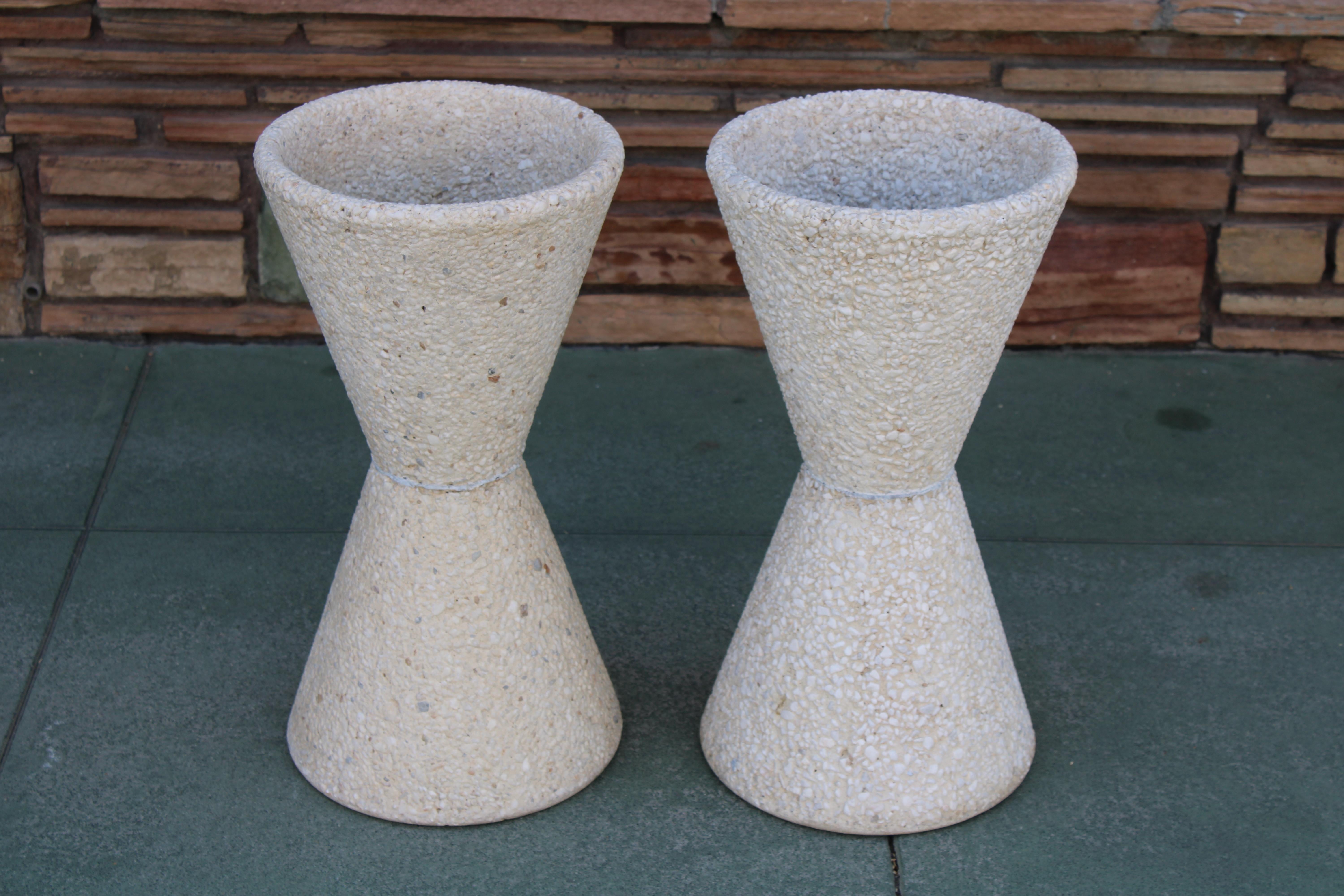 Paire de jardinières en pierre composite de style Architectural Pottery.  Une paire assortie de jardinières en béton incrustées de morceaux de marbre blanc concassé. La moitié supérieure est ouverte aux plantes, la moitié inférieure est en béton.
