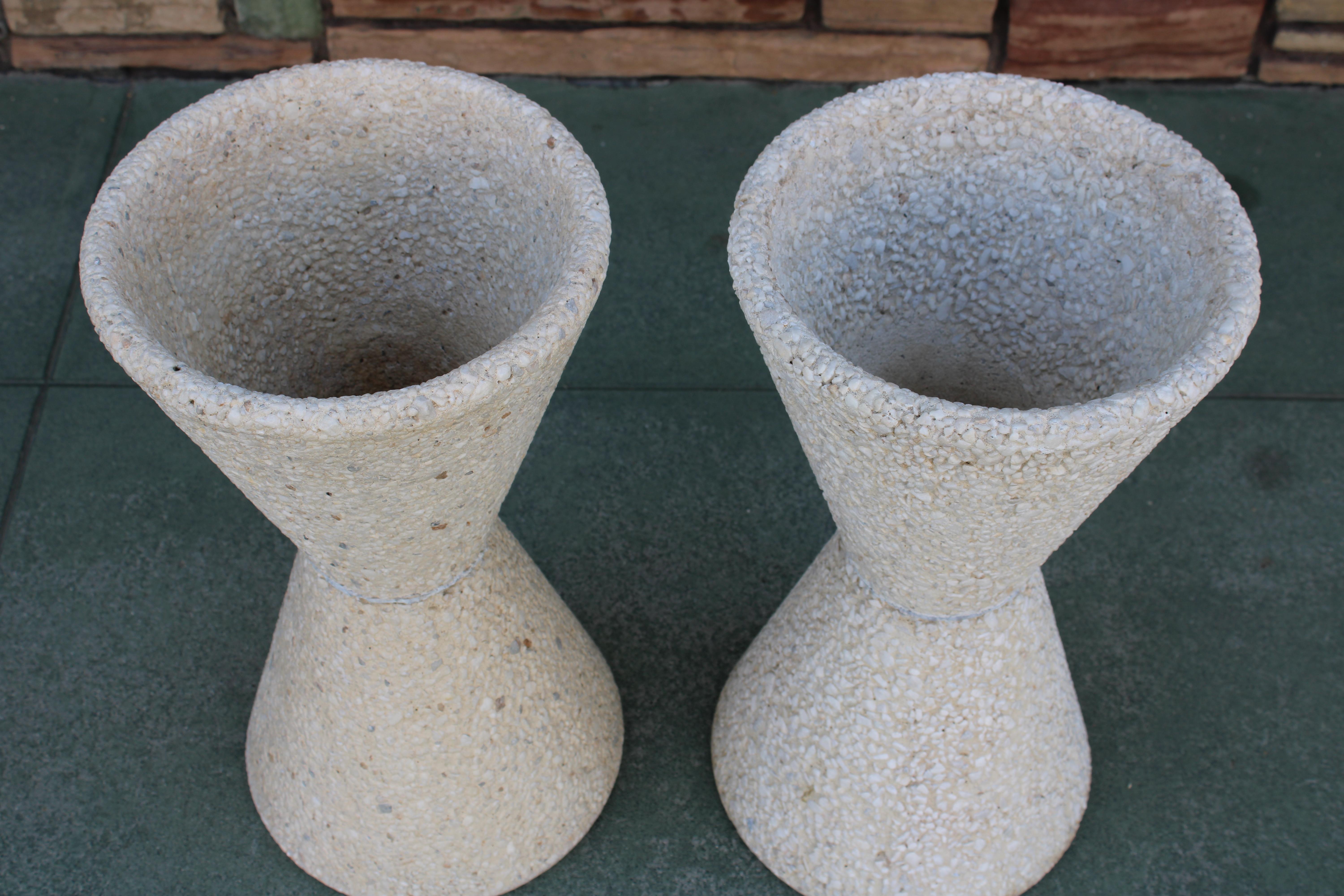 Mid-Century Modern Paire de jardinières composition de pierre de style AP en vente