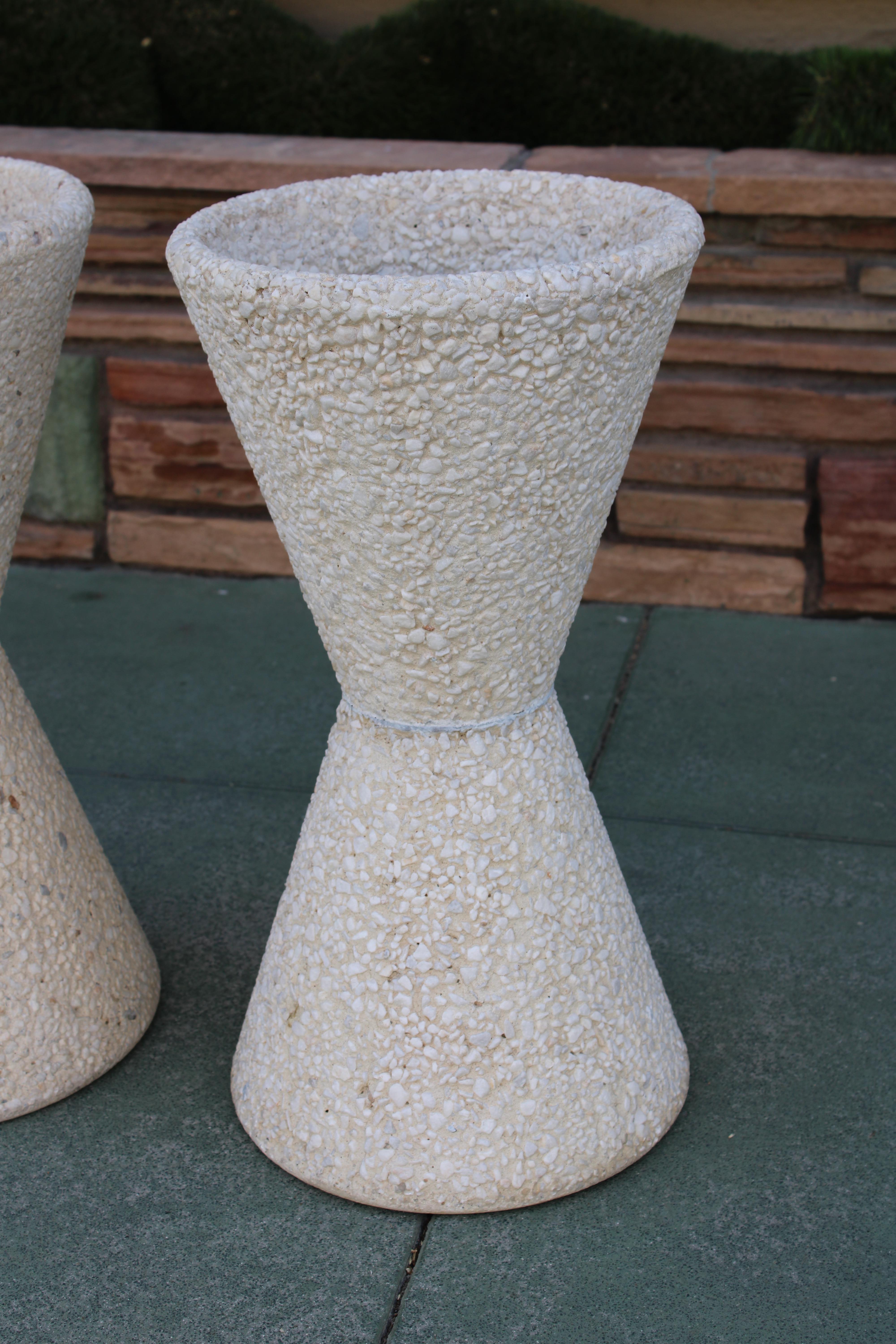 Paire de jardinières composition de pierre de style AP Bon état - En vente à Palm Springs, CA
