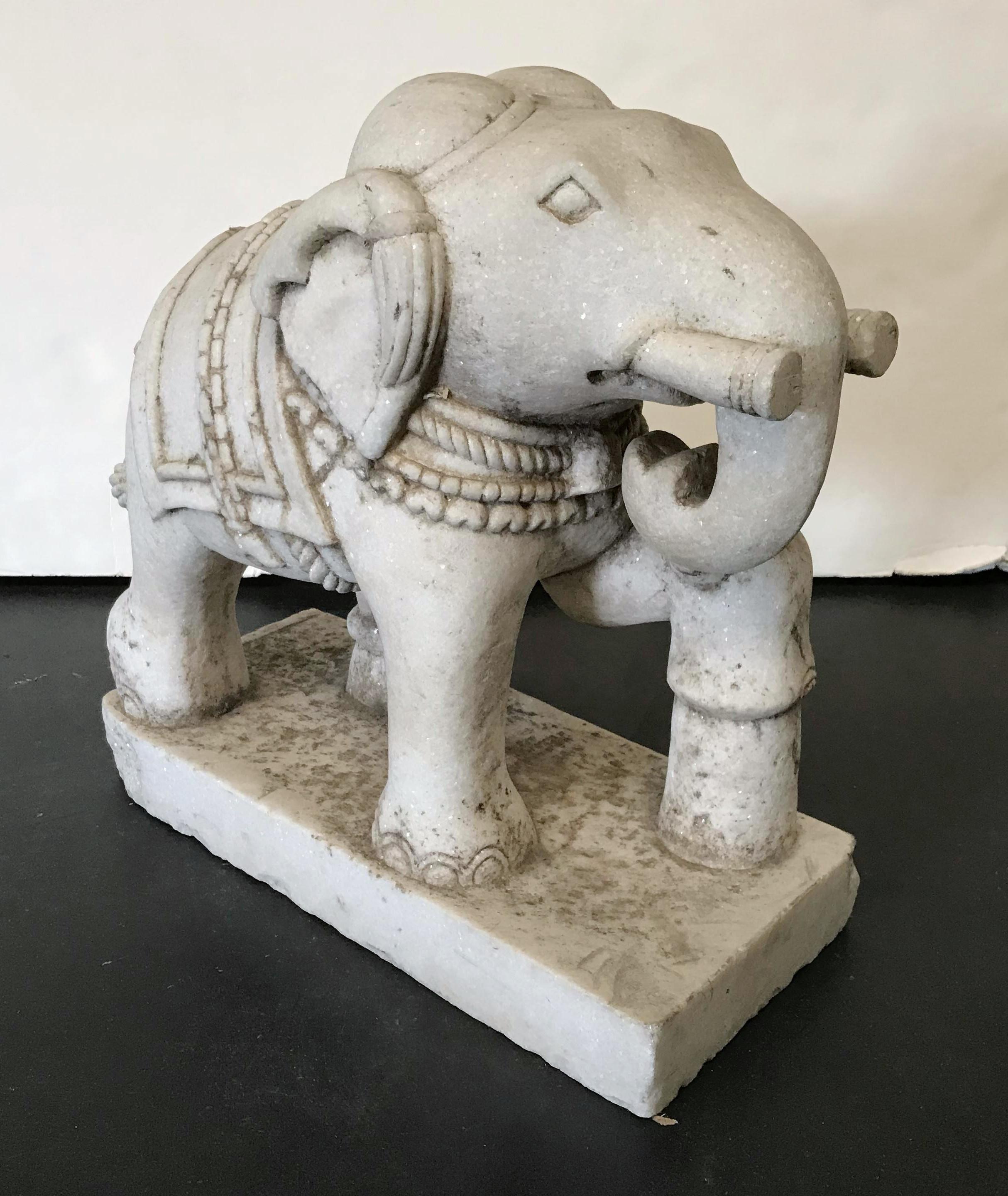 Paar Elefanten aus Stein im Angebot 3