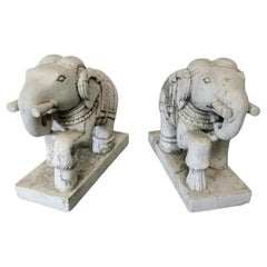 Pareja de elefantes de piedra
