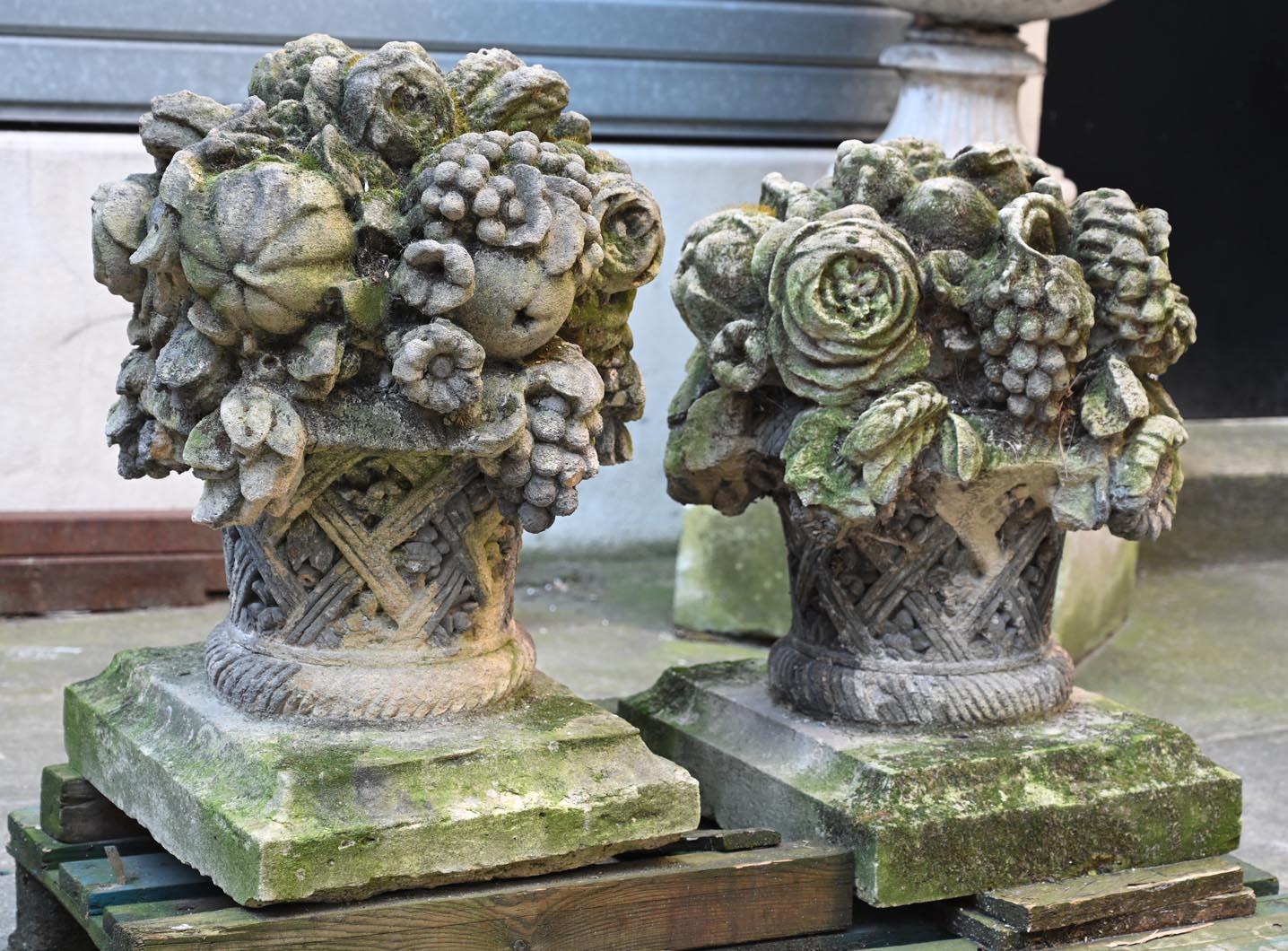 Questa coppia di sculture in pietra realizzate a metà del XVIII secolo rappresenta un cesto intrecciato pieno di fiori, frutta e piante.

Tra gli elementi scelti dall'artista, possiamo distinguere girasoli, ranuncoli, grappoli d'uva, limoni, piccole