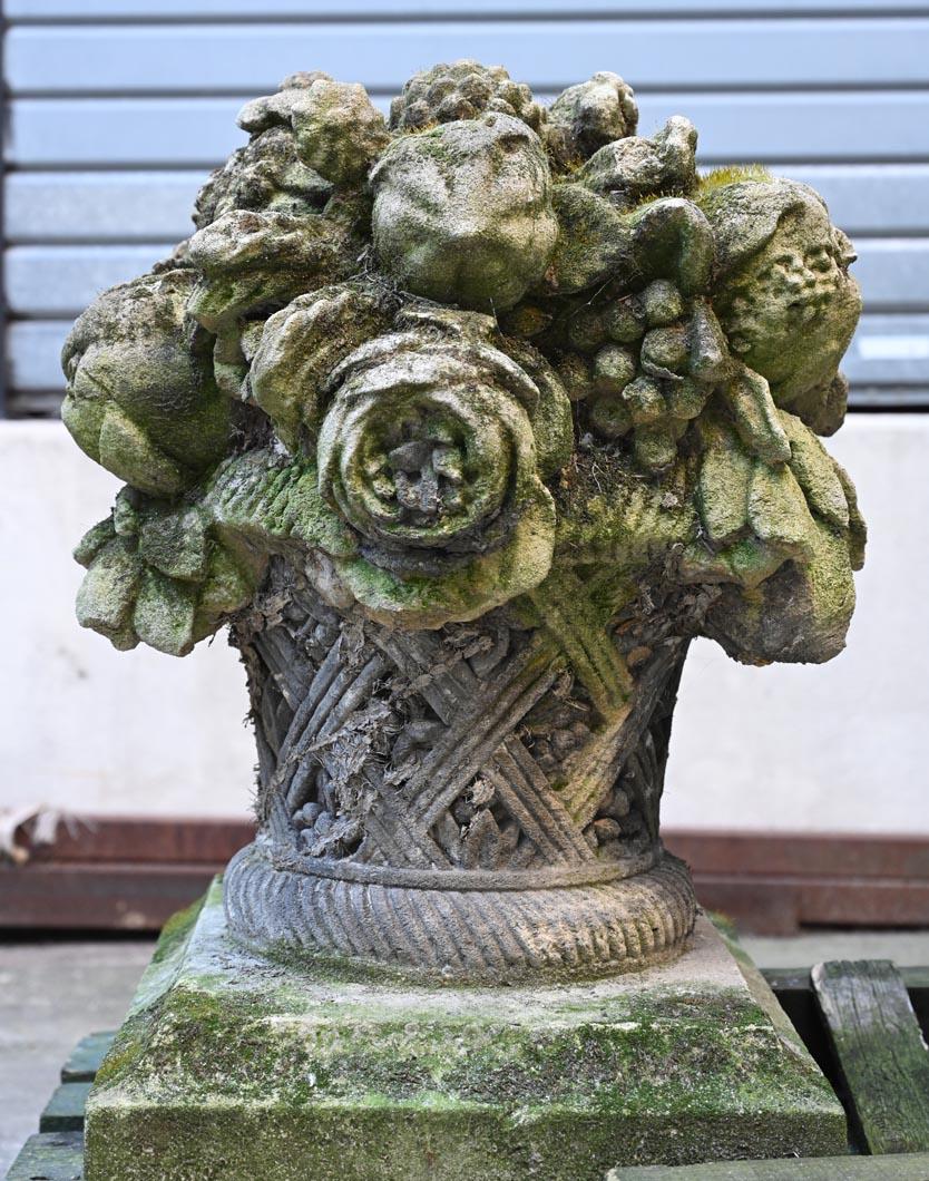 Francese Coppia di cesti da fiori in pietra in vendita
