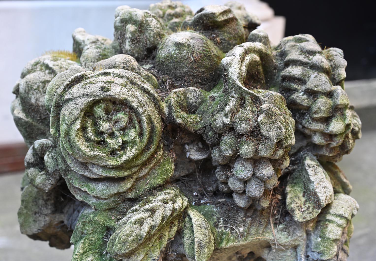 Fino al XVIII secolo Coppia di cesti da fiori in pietra in vendita
