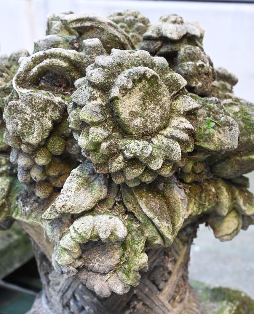 Pietra Coppia di cesti da fiori in pietra in vendita