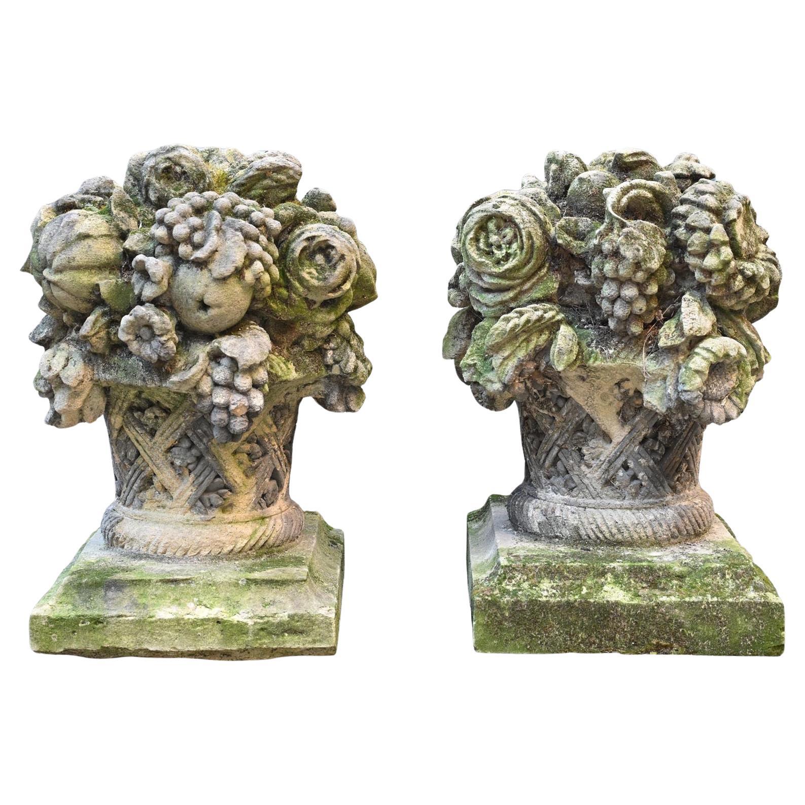 Pareja de cestas de piedra para flores
