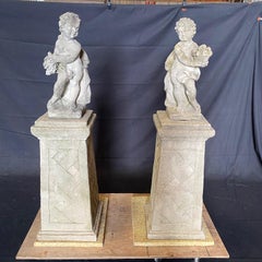 Paire de sculptures de jardin en pierre Anges sur bases avec fleurs et fruits