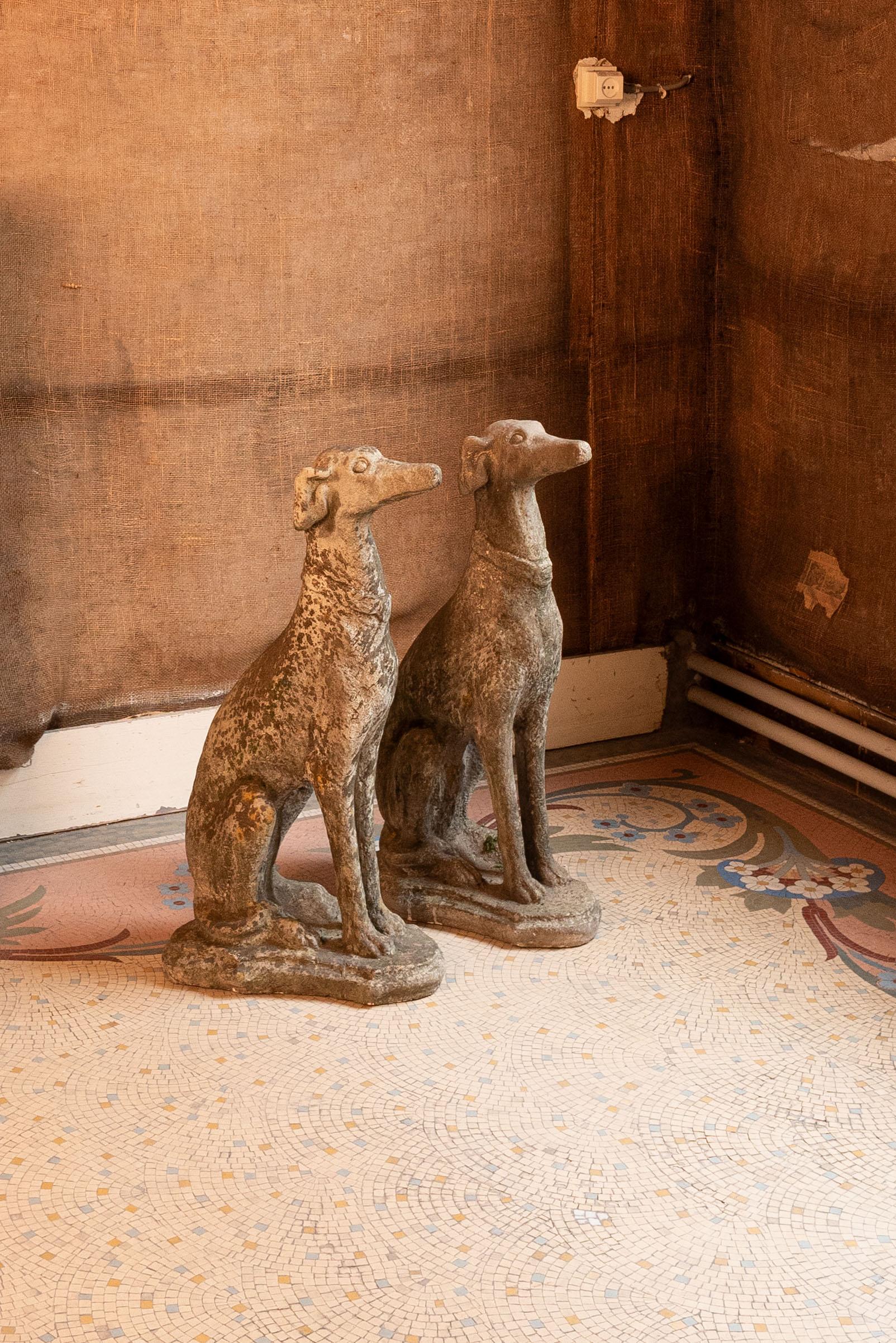 Pair of stone greyhounds with great patina In Fair Condition In Oostende, BE