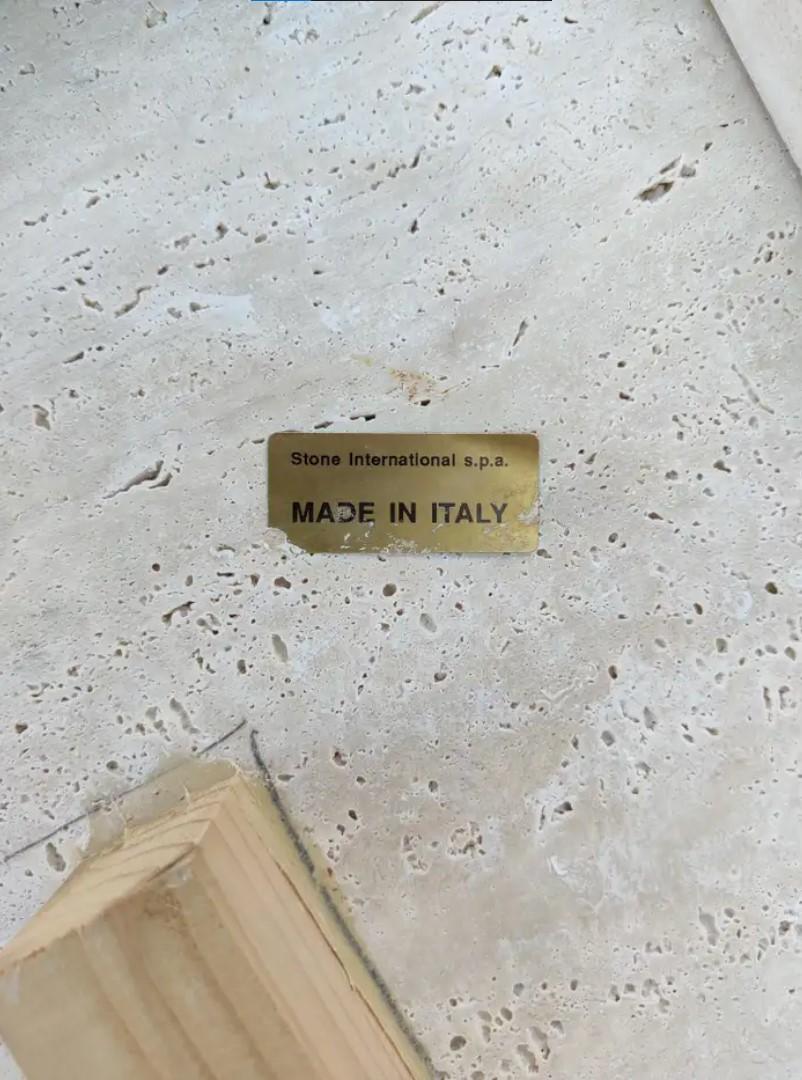 Paar Stone International Beistelltische aus Travertinmarmor Made in Italy (Ende des 20. Jahrhunderts) im Angebot